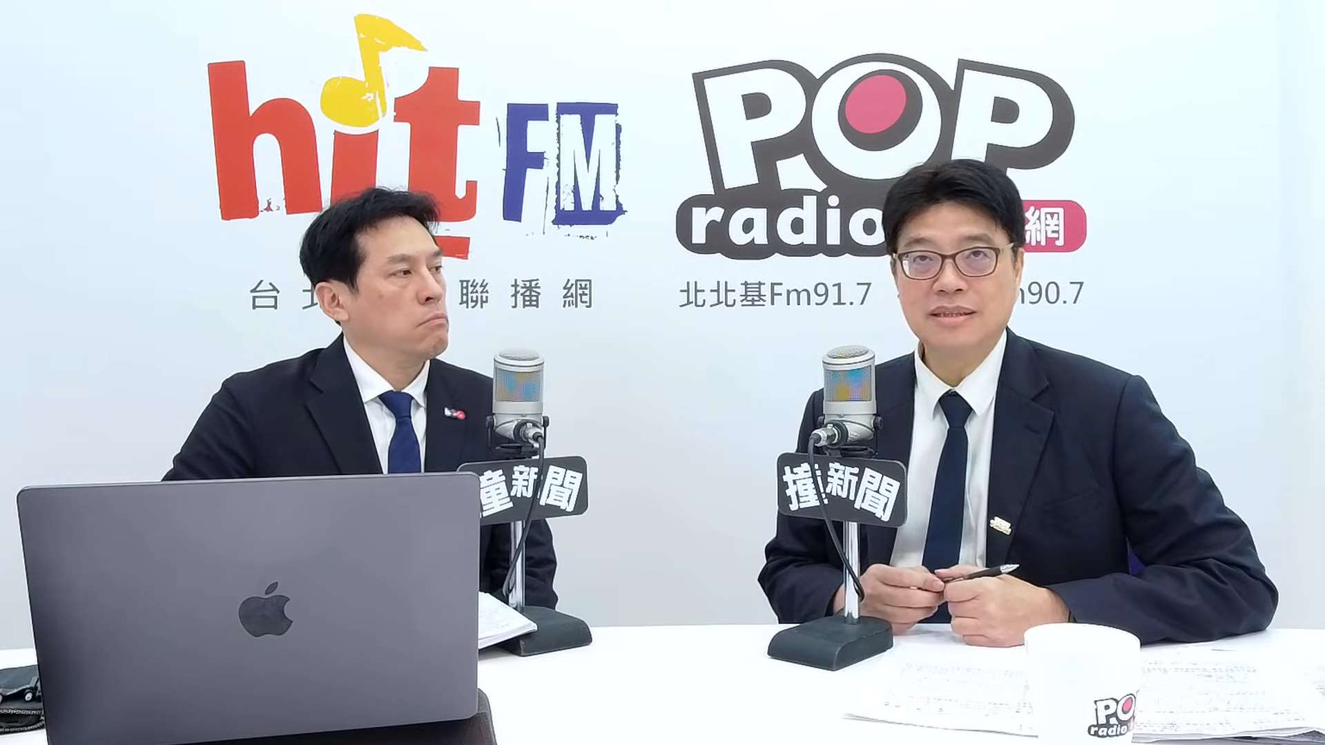 陸委會主委邱垂正(右)3日接受廣播節目專訪。(翻攝POP Radio聯播網  YouTube頻道)