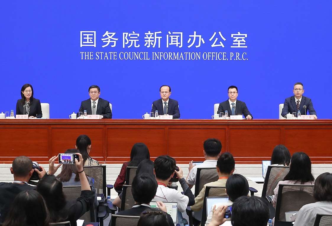 中國國務院新聞辦公室28日舉行新聞發佈會，商務部副部長鄢東(中)於會中說明中方對「產能過剩」問題的相關立場。(圖翻攝中國國新辦)
