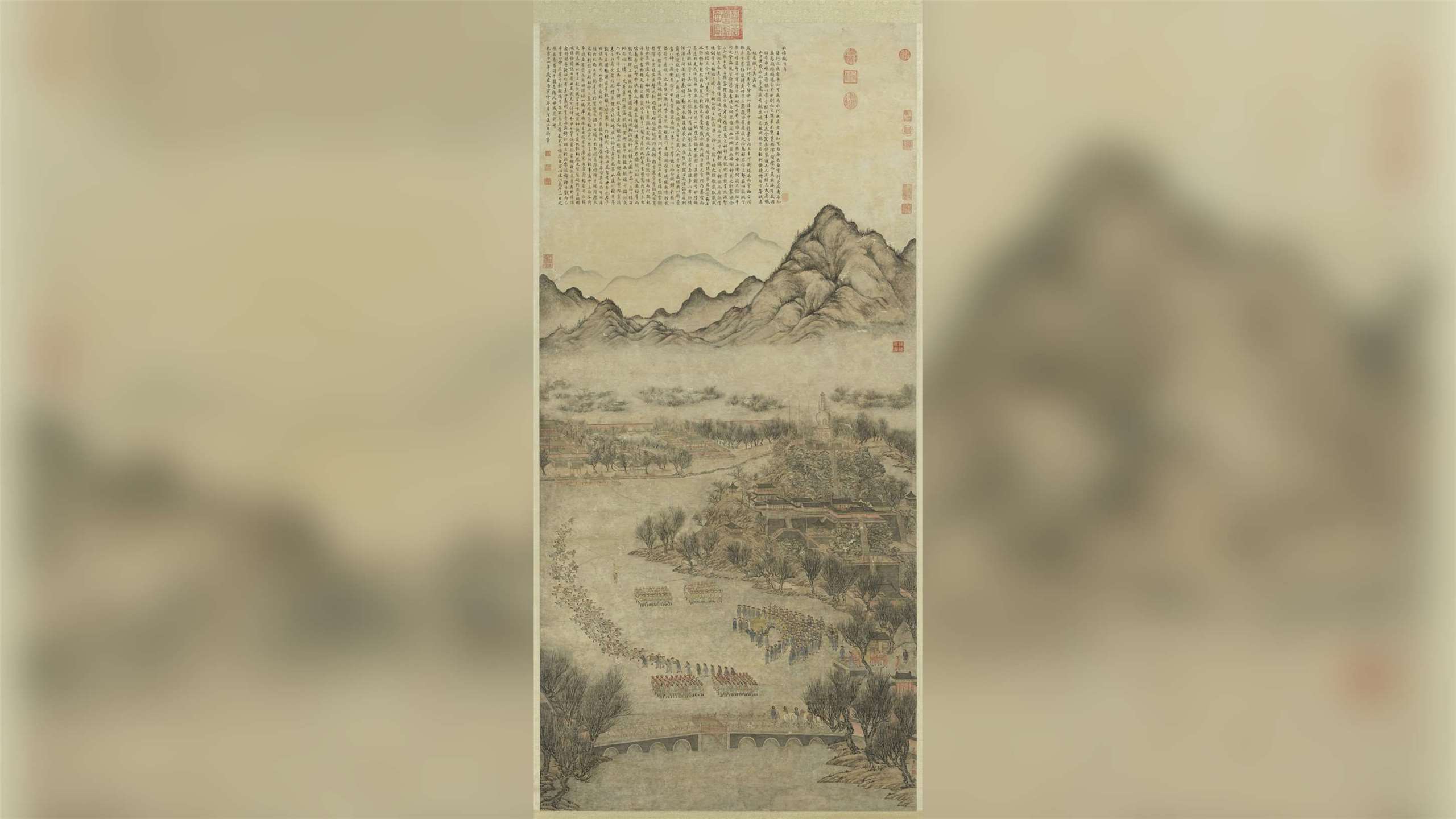 清代沈源〈御製冰嬉賦〉描繪八旗將士在冰面高速競逐，畫幅上還題有乾隆皇帝〈冰嬉賦〉，說明滑冰為滿人傳統習俗，冬天經常在太液池冰面舉行冰嬉盛典。(故宮提供)
