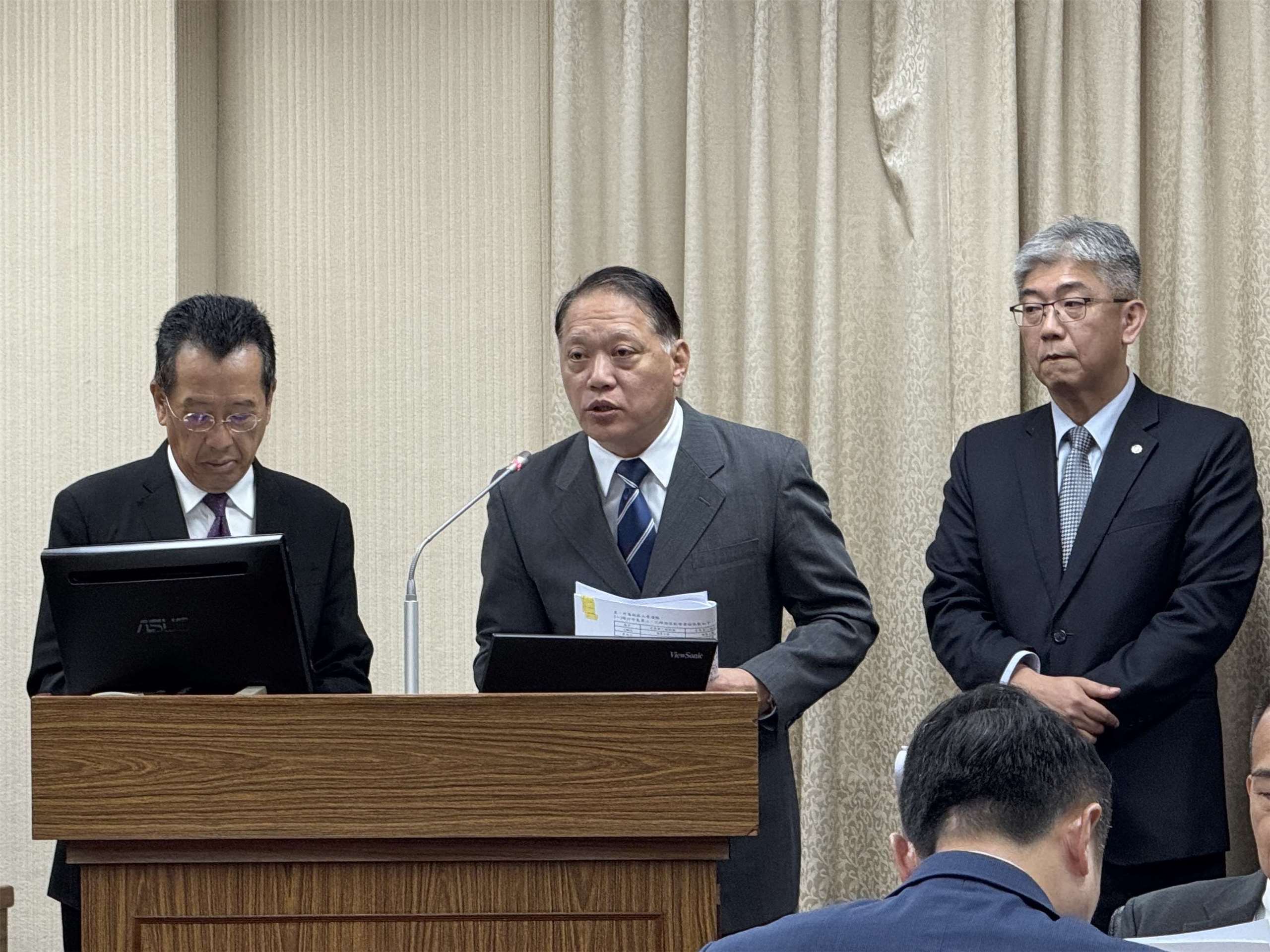 中聯致癌油風暴持續擴大，國防部後勤參謀次長李鳳翔(中)8日在立法院回應國軍採購油品狀況。(鄭佑漢 攝)
