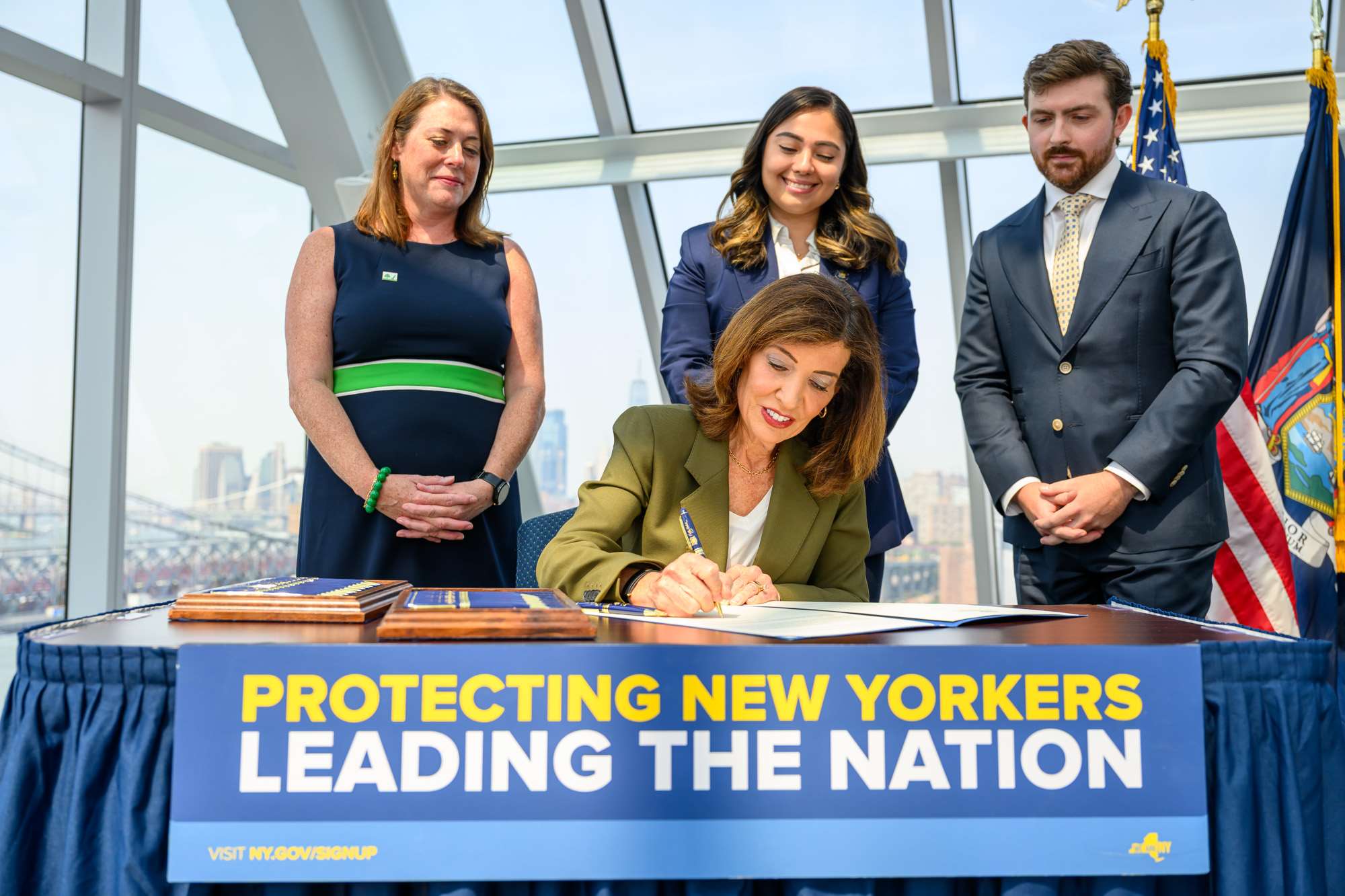 紐約州長侯可(Kathy Hochul)14日簽署行政命令，暫停紐約州興建用電規模達50MW(百萬瓦)以上的資料中心。  (圖:紐約州長Flickr)