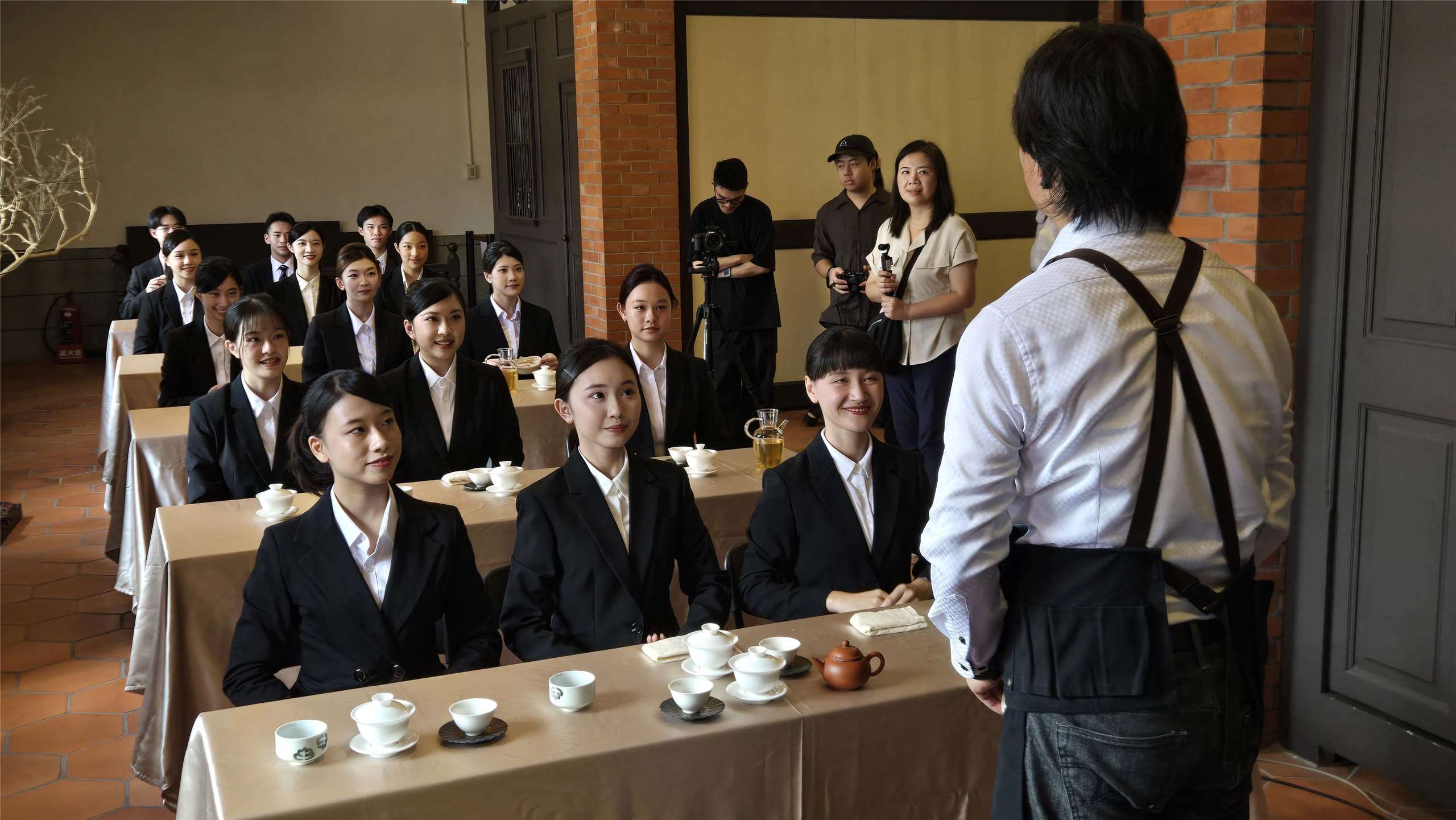 進入第四屆國際禮賓親善大使決選的大學生學習奉茶禮儀。
