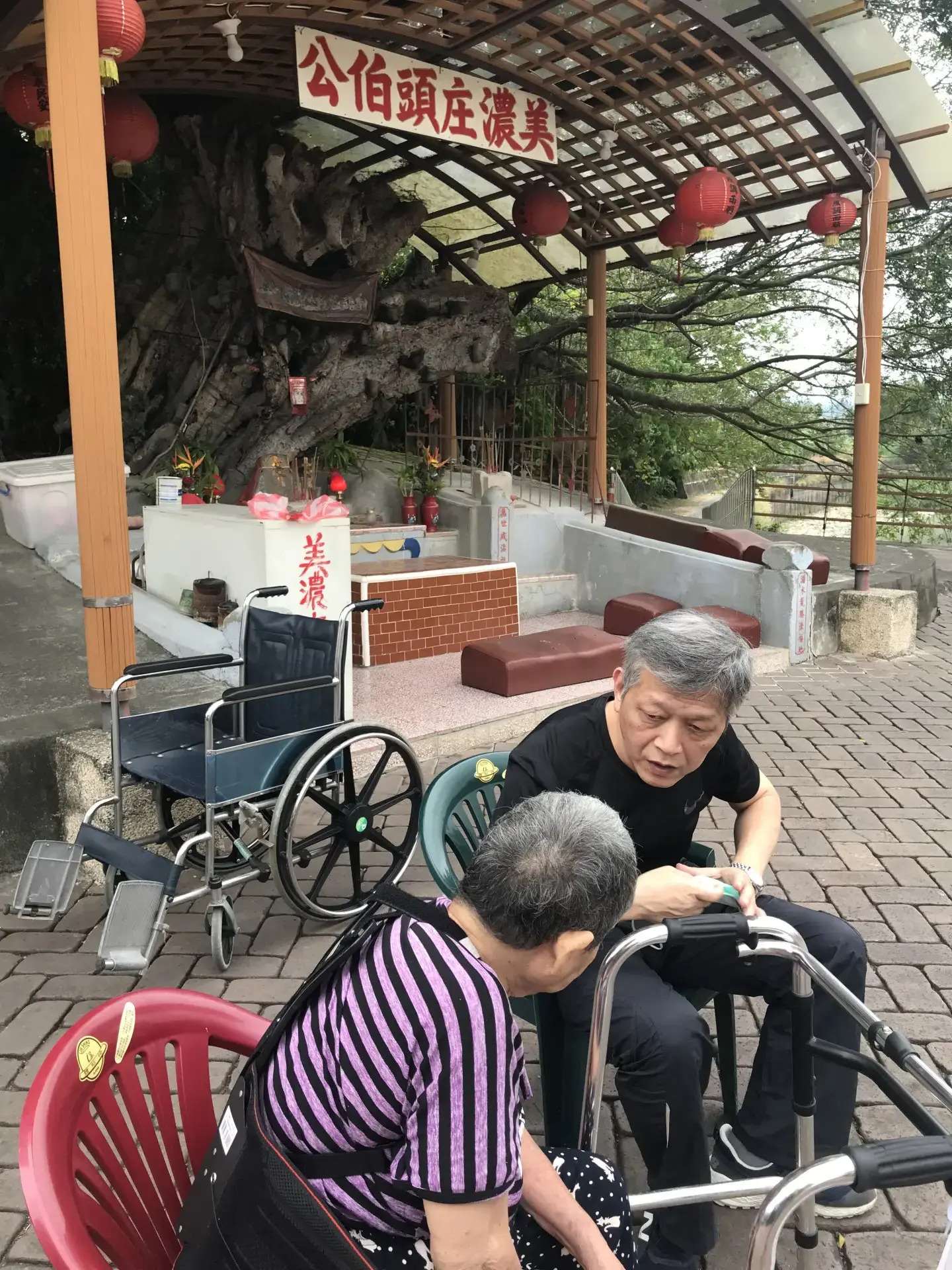 到高雄美濃參訪，巧遇小時候隨父母親從新竹新埔南下高雄旗山耕田的阿婆，現在跟女兒住在美濃，我們在美濃庄頭伯公前聊了起來。2021，高雄美濃。楊國鑫提供