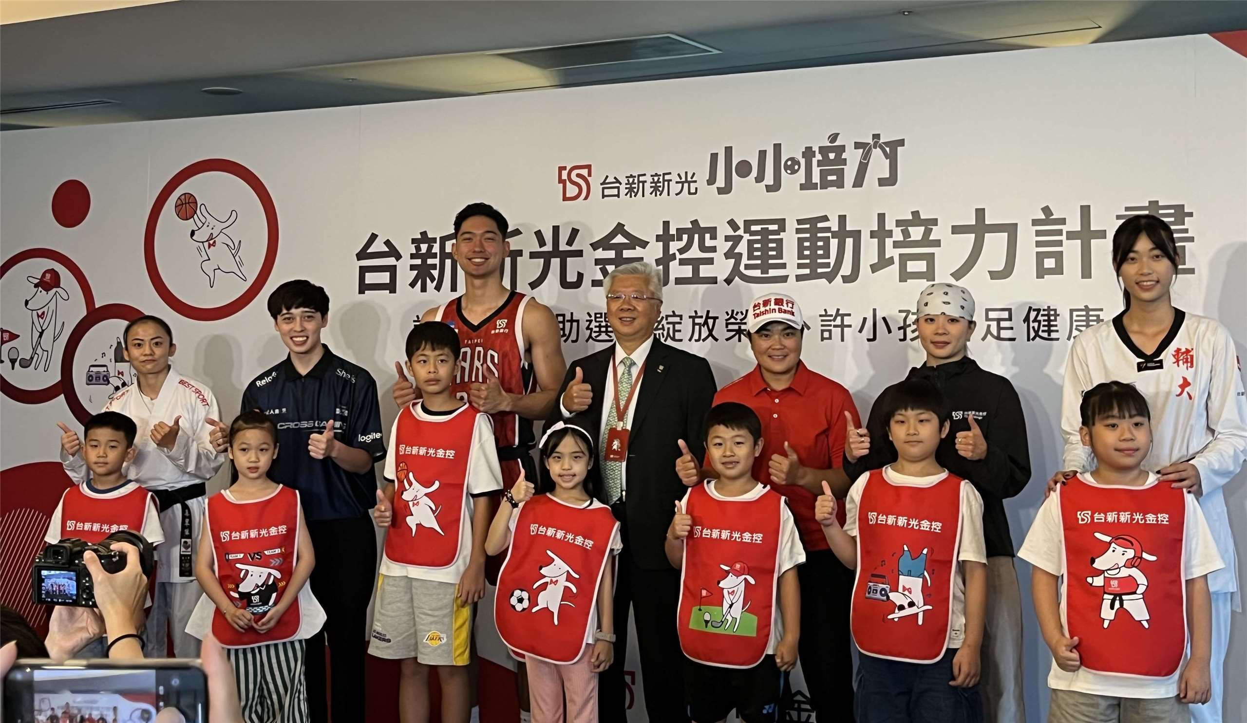 台新新光金控8日宣布啟動「運動培力計畫」，包括高爾夫球選手錢珮芸、空手道選手辜翠萍、台北台新戰神籃球隊球員雷蒙恩，以及今年新增支持的跆拳道選手羅嘉翎、霹靂舞選手許馥雅與電競選手DCG戰隊劉祥等六位選手身穿正式賽服現身。(圖/陳林幸虹 攝)