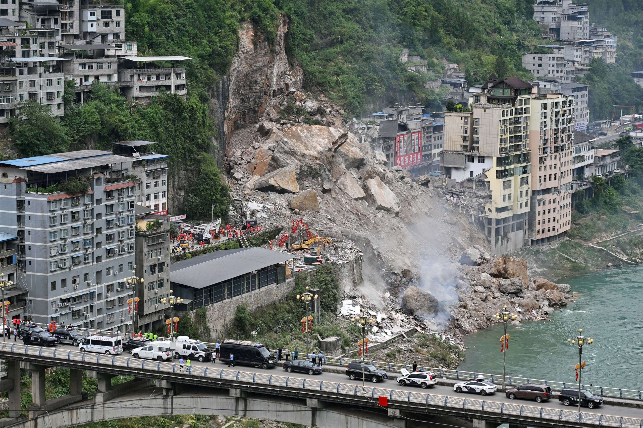 重慶彭水縣漢葭街道7月17日突發山體崩塌，致下方多棟居民樓垮塌。