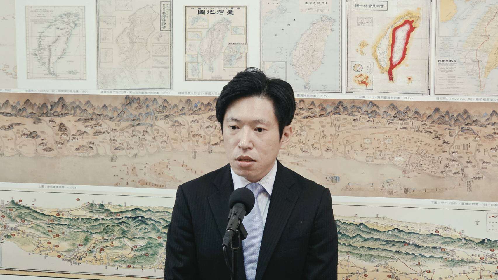 針對藍、白欲各自提出無人載具、無人機相關條例，並主張納入年度預算，行政院秘書長張惇涵在立法院受訪時指出，在野黨版恐有違憲之虞 （劉玉秋攝）