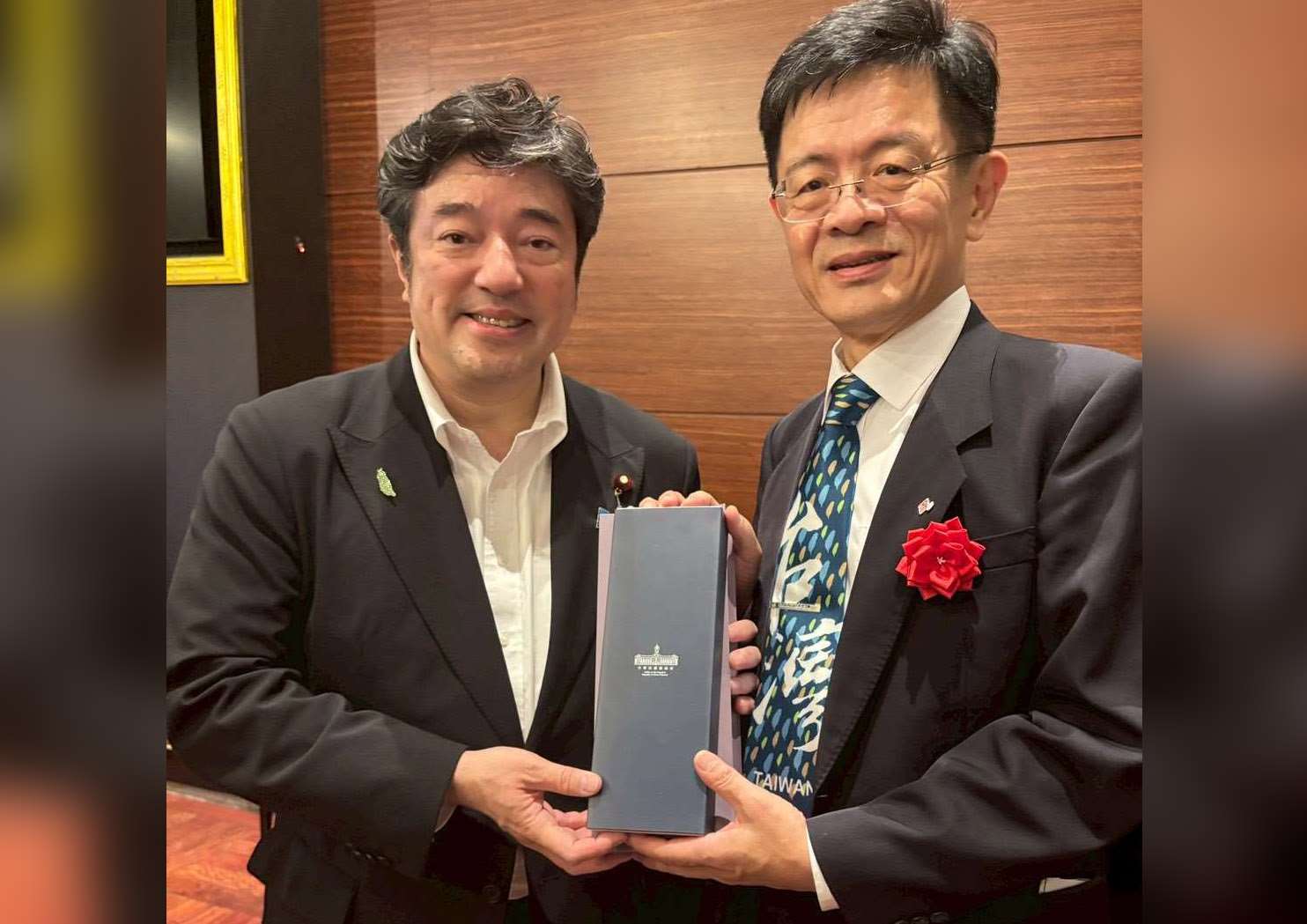 央廣總台長張瑞昌(右)致贈總統府領帶給日本親台派眾議員中山泰秀。(Rti)