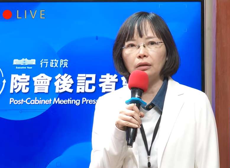 陸委會法政處副處長董玉芸(圖)在行政院會後記者會上說明民眾若配合中國通告懸賞沈伯洋、八炯等人提供線索將有觸法可能。(翻攝行政院直播)