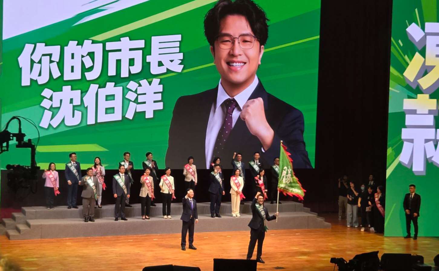 民進黨今天召開全代會，因應年底九合一選舉，大會上隆重介紹民進黨此次提名的19位縣市長參選人，兼任黨主席的賴清德總統也親自授戰旗，吹響2026選戰號角 （劉玉秋攝）