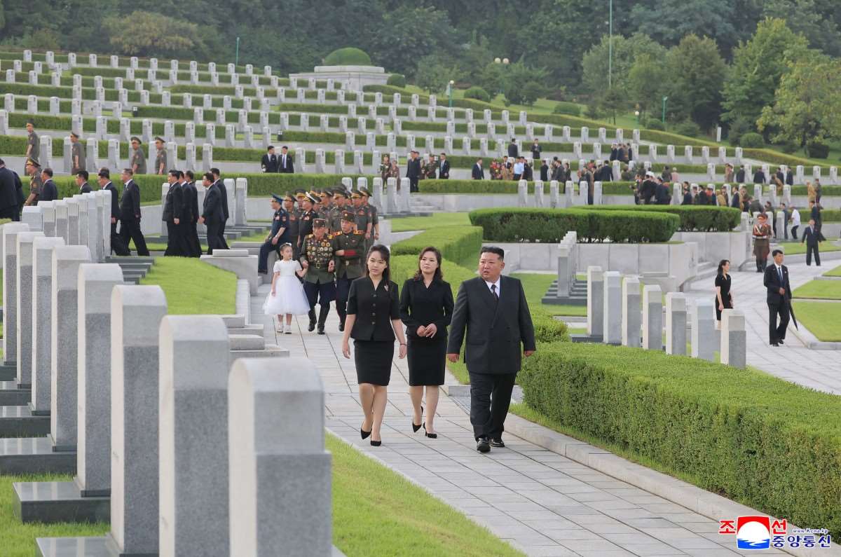 北韓領導人金正恩攜夫人李雪主和女兒金朱愛前往平壤大城山革命烈士陵園，紀念韓戰停戰協定簽署73週年。圖攝於26日。 (AFP)