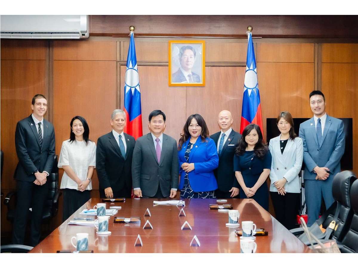 外交部長林佳龍(左4)接見台灣美國商會代表團，強調台美不只共享民主價值，也是經貿、科技及供應鏈彼此信賴的夥伴。(圖取自林佳龍臉書)