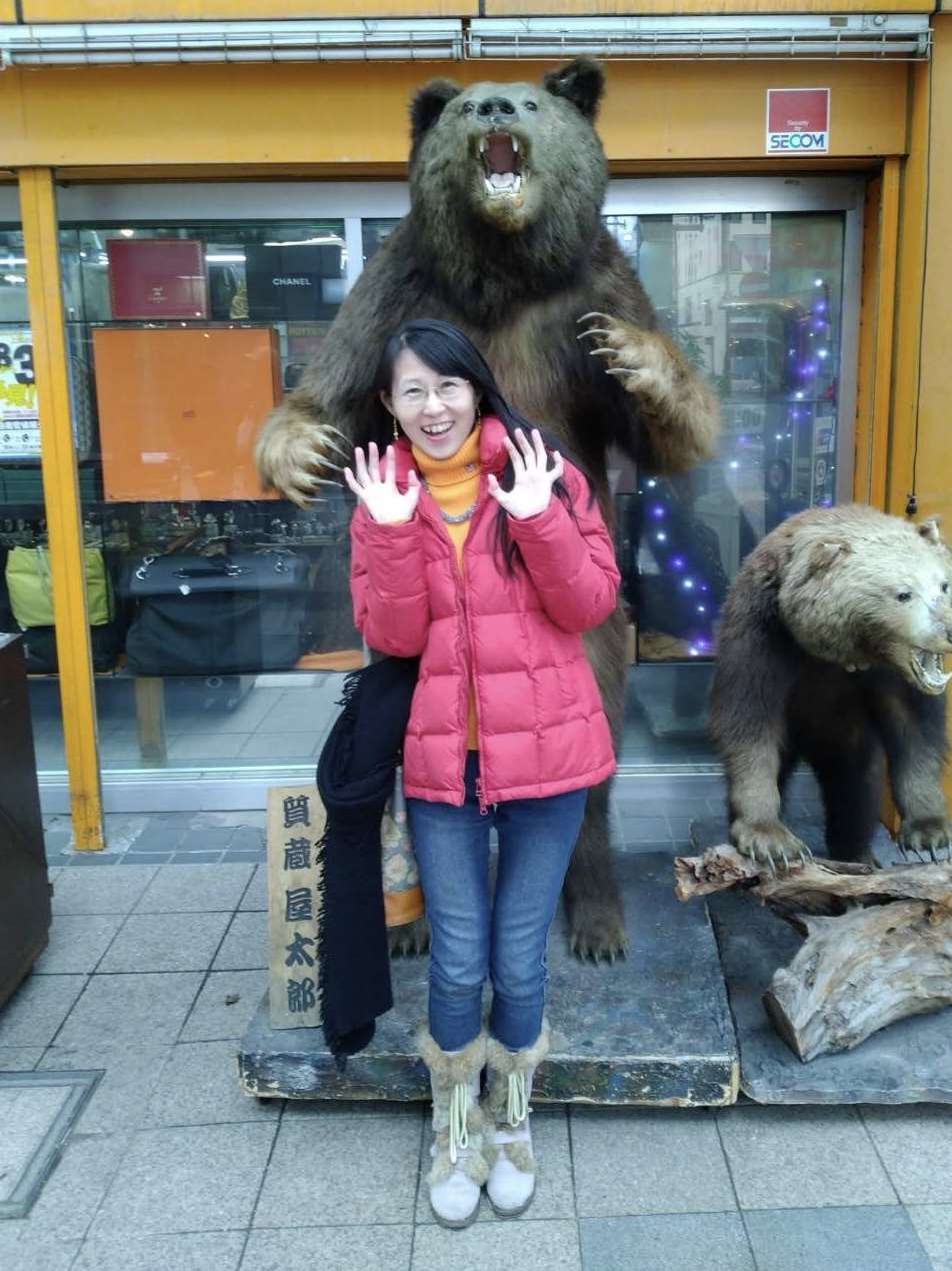 來賓DIDI在北海道與熊模型合照