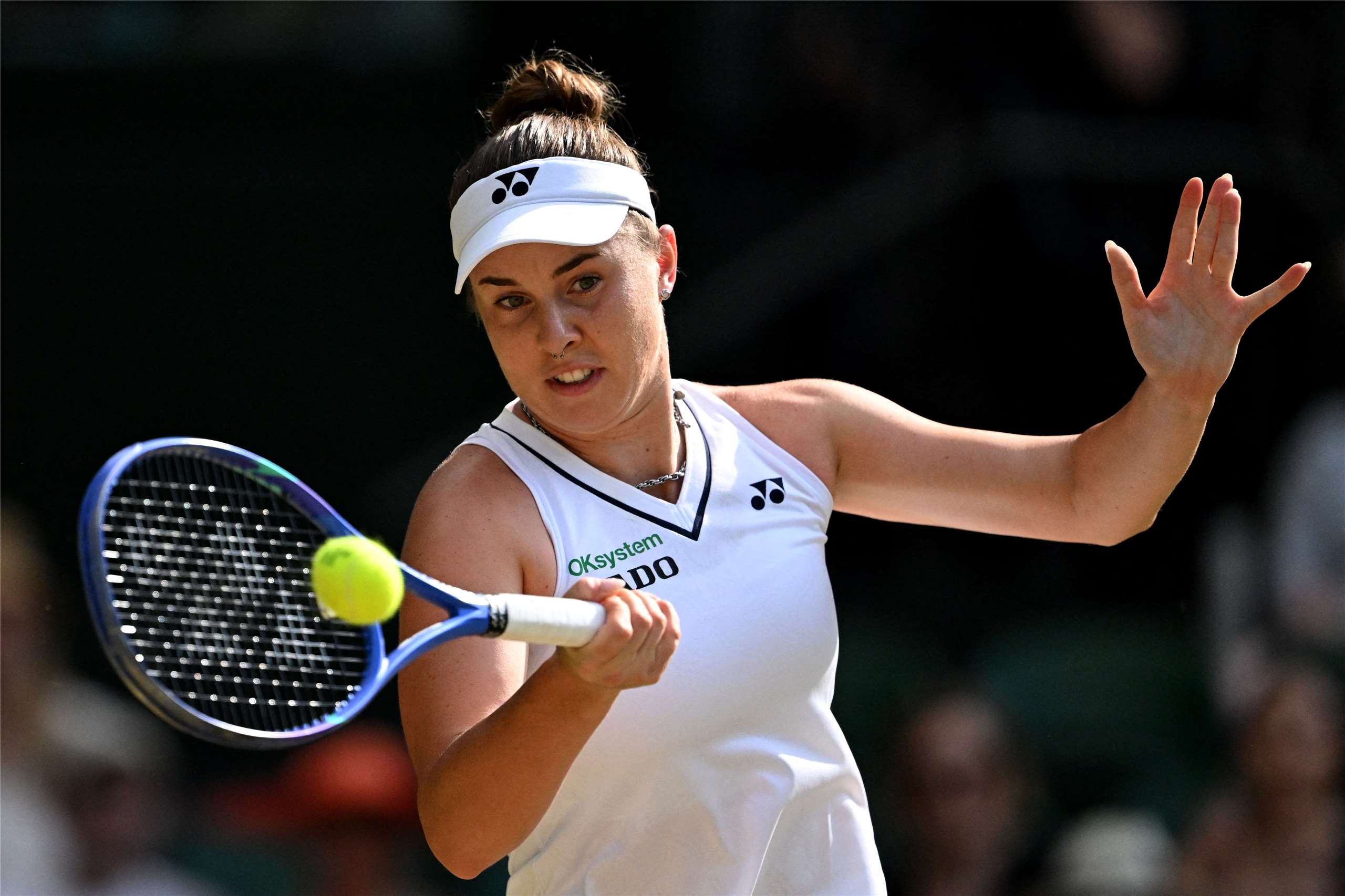 捷克選手諾斯科娃(Linda Noskova)以兩個6比4擊敗對手，生涯首度挺進溫網決賽。