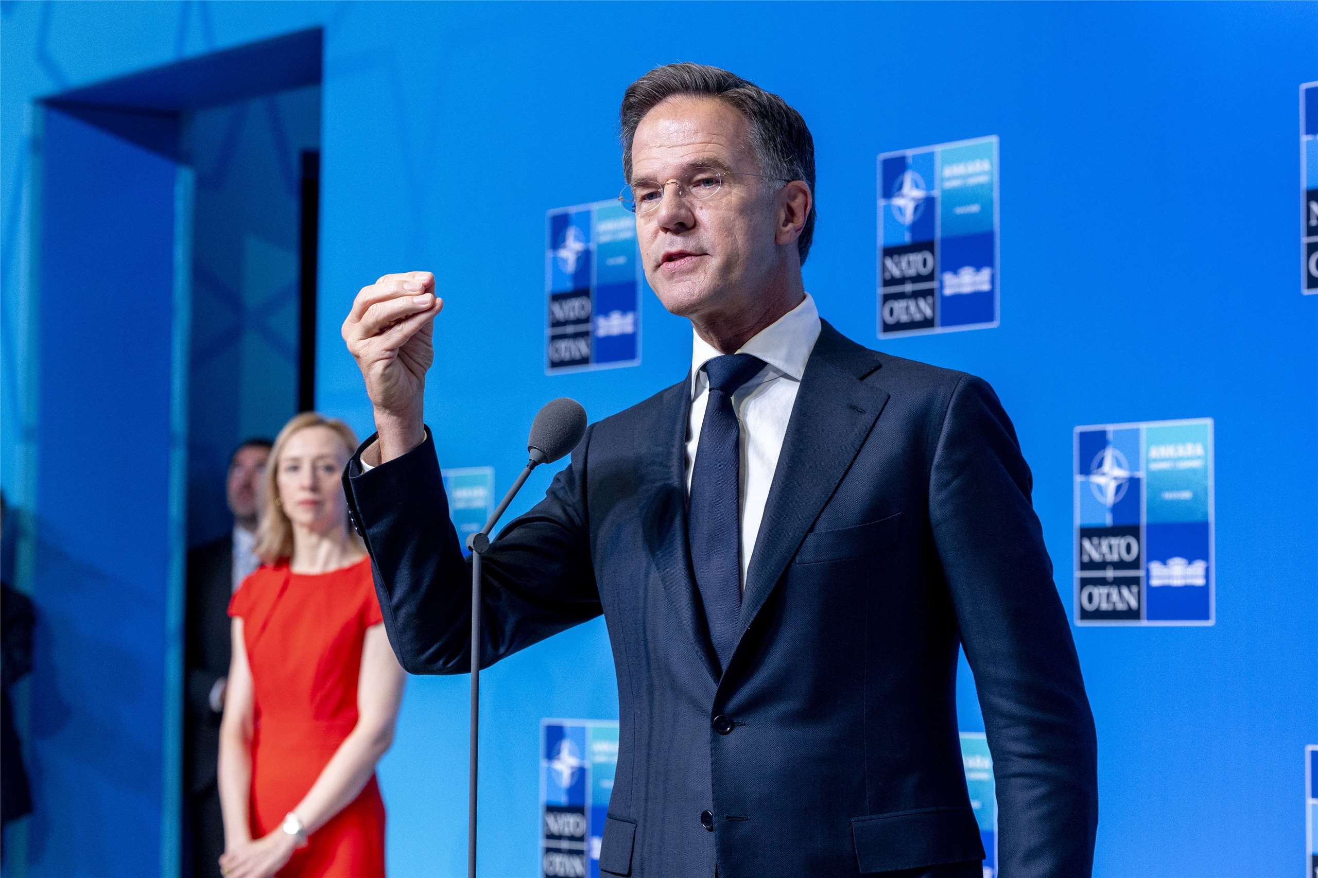 北大西洋公約組織(NATO)秘書長呂特(Mark Rutte)8日回應媒體詢問。(圖：www.nato.int)