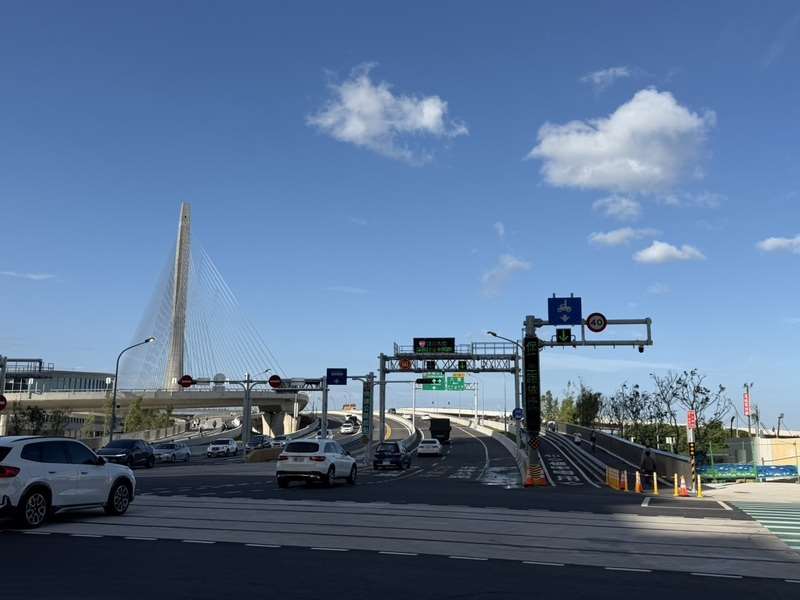公路局表示，預計今晚8時預警性封閉淡江大橋人行自行車道及機車道、晚間11時預警封閉主線及公車道。資料照（公路局北區養護工程分局提供）
