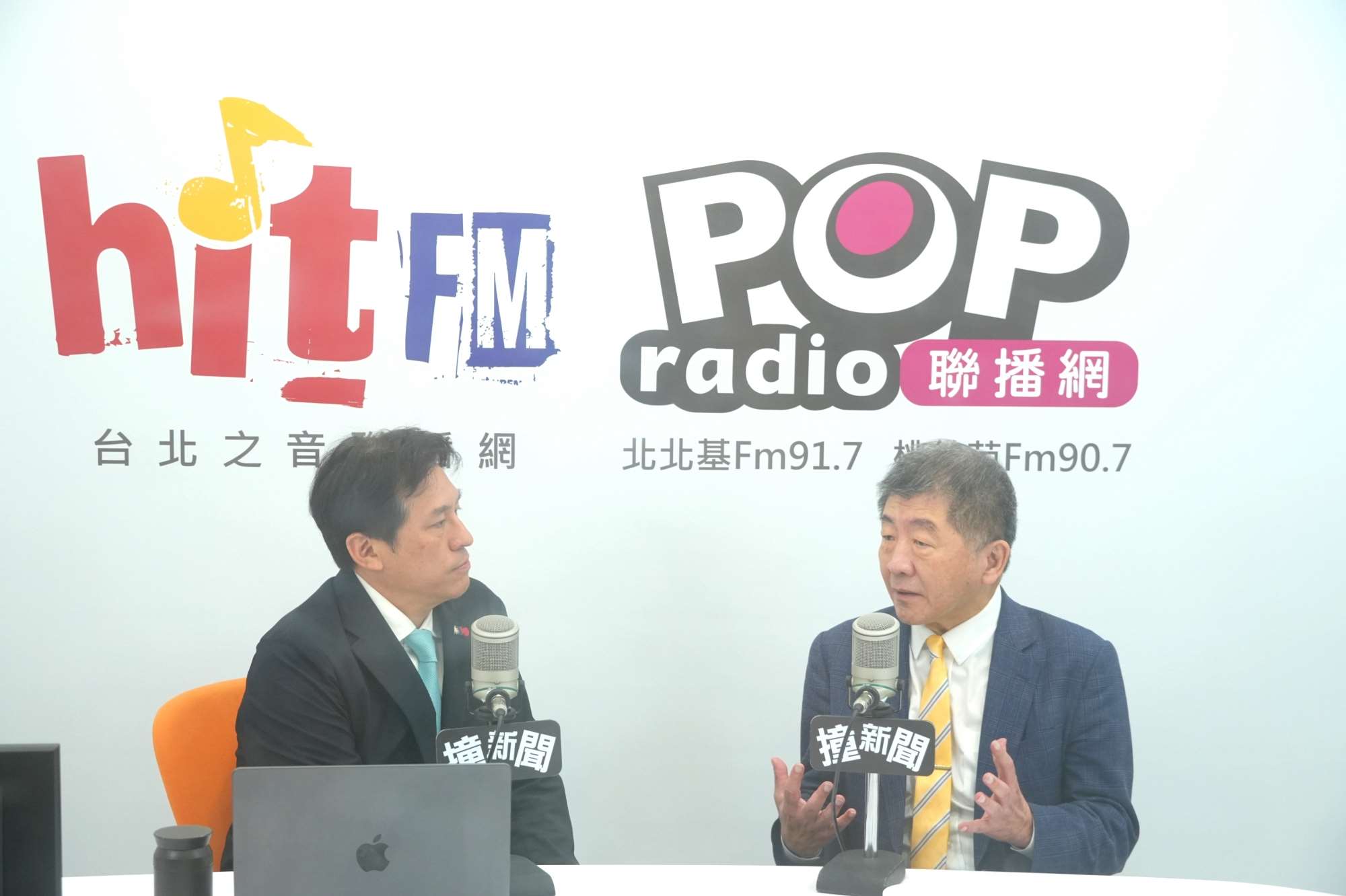 行政院政務委員陳時中(右)30日接受《POP撞新聞》主持人黃暐瀚專訪。(圖：《POP撞新聞》提供)