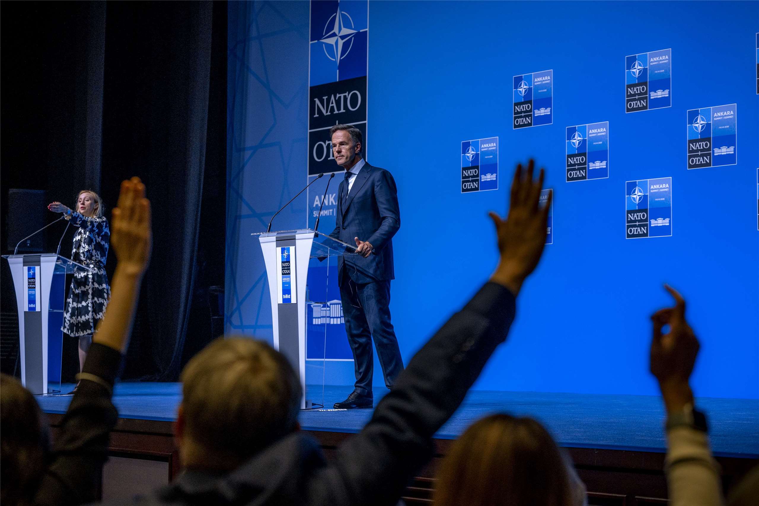 北約秘書長呂特(Mark Rutte)在2026年安卡拉北約峰會前記者會上回應媒體提問。(圖:www.nato.int)