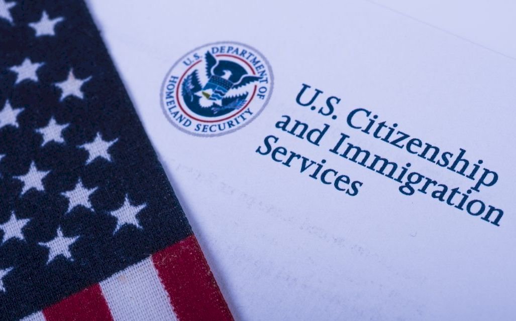 美國國籍暨移民局(USCIS)X平台發文表示，在川普總統領導下，USCIS正在恢復移民必須能夠自力更生的基本原則。示意圖。(圖:USCIS)