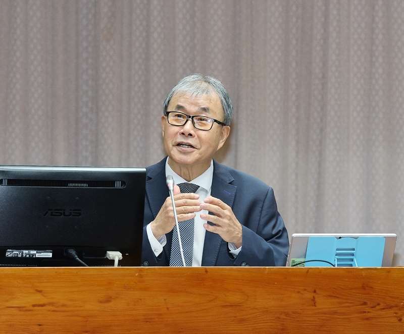 立法院教育文化委員會13日也邀請教育部就學生出缺勤管理及校園秩序維護政策亂象進行檢討與改善措施報告。圖為教育部長鄭英耀。資料照。
