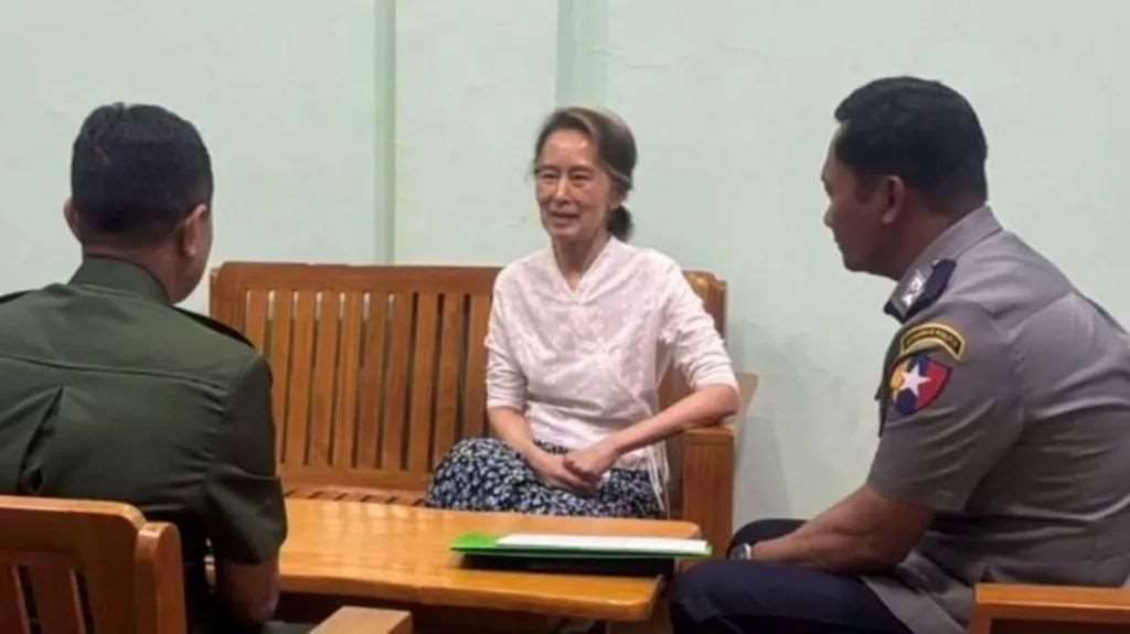 緬甸官媒2026年4月30日晚間報導，被拘留的翁山蘇姬(Aung San Suu Kyi)已被轉為居家軟禁，並發布一張翁山蘇姬與2名身著制服人員坐在一起的照片。資料照片。 (圖:翻拍MRTV)