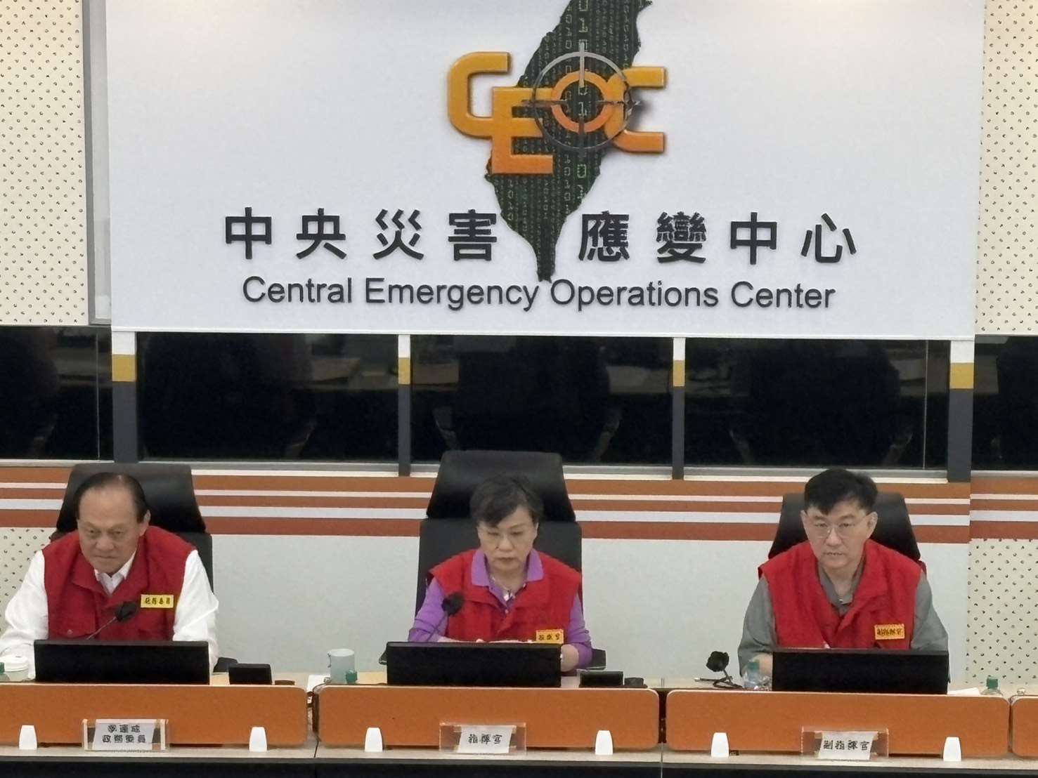 針對巴威颱風因應，中央災害應變中心11日上午召開工作會報，指揮官、內政部長劉世芳(中)要求各單位與地方政府嚴密監控災情通報。(圖：中央災害應變中心提供)