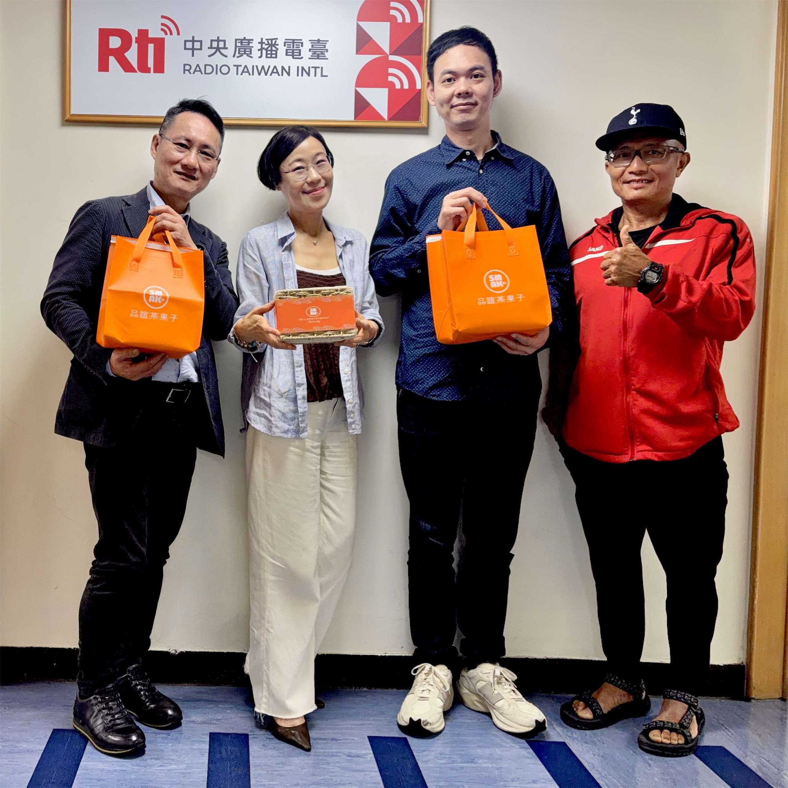 品誼茶果子創辦人 周曜贊(左一)