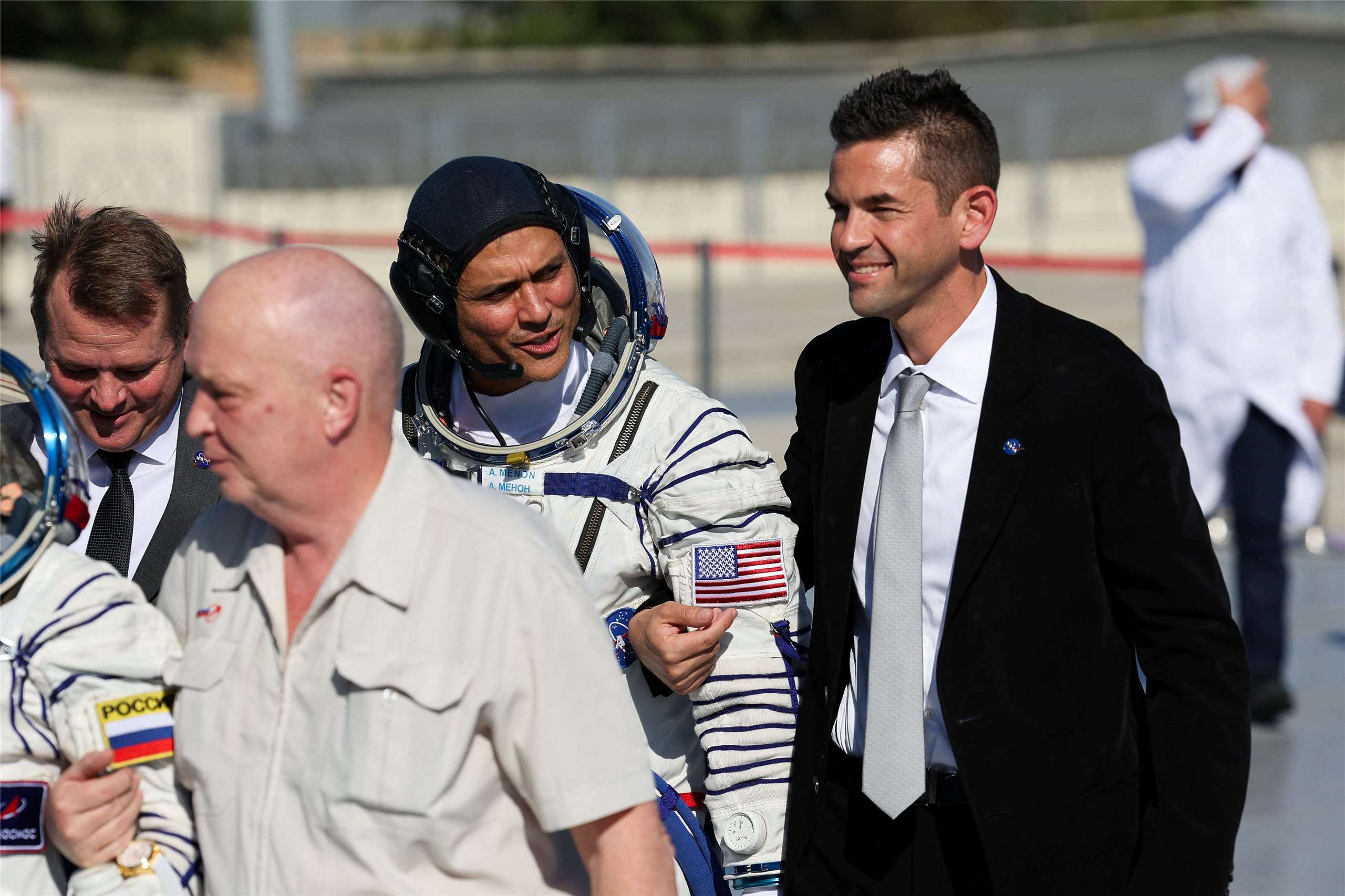 NASA署長艾薩克曼(Jared Isaacman)(右)14日造訪哈薩克拜貝康諾(Baikonur)太空發射場，出席國際太空站發射任務。