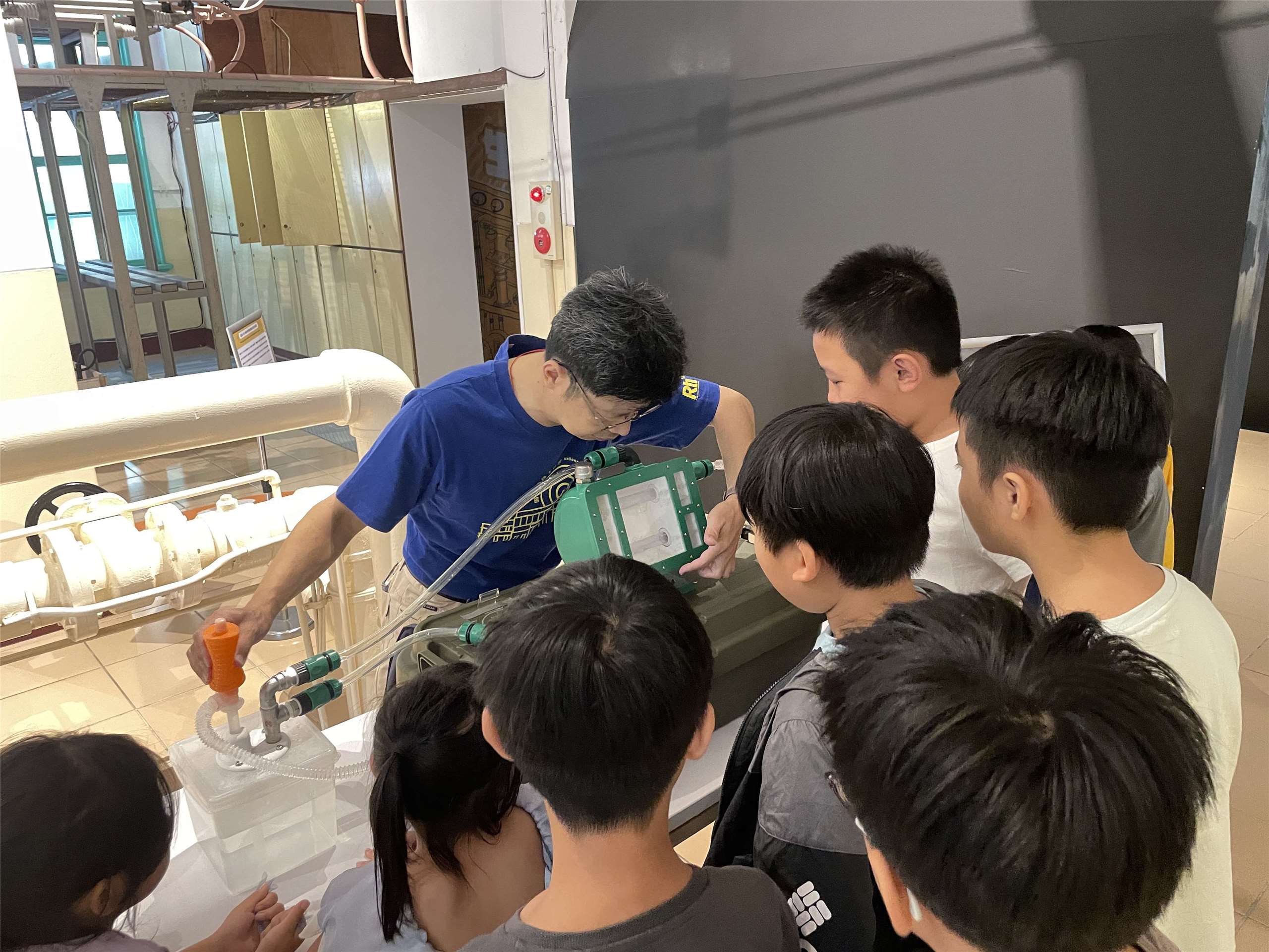 郭榮哲組長利用模型解說水冷卻循環系統的運作方式(國家廣播文物館)