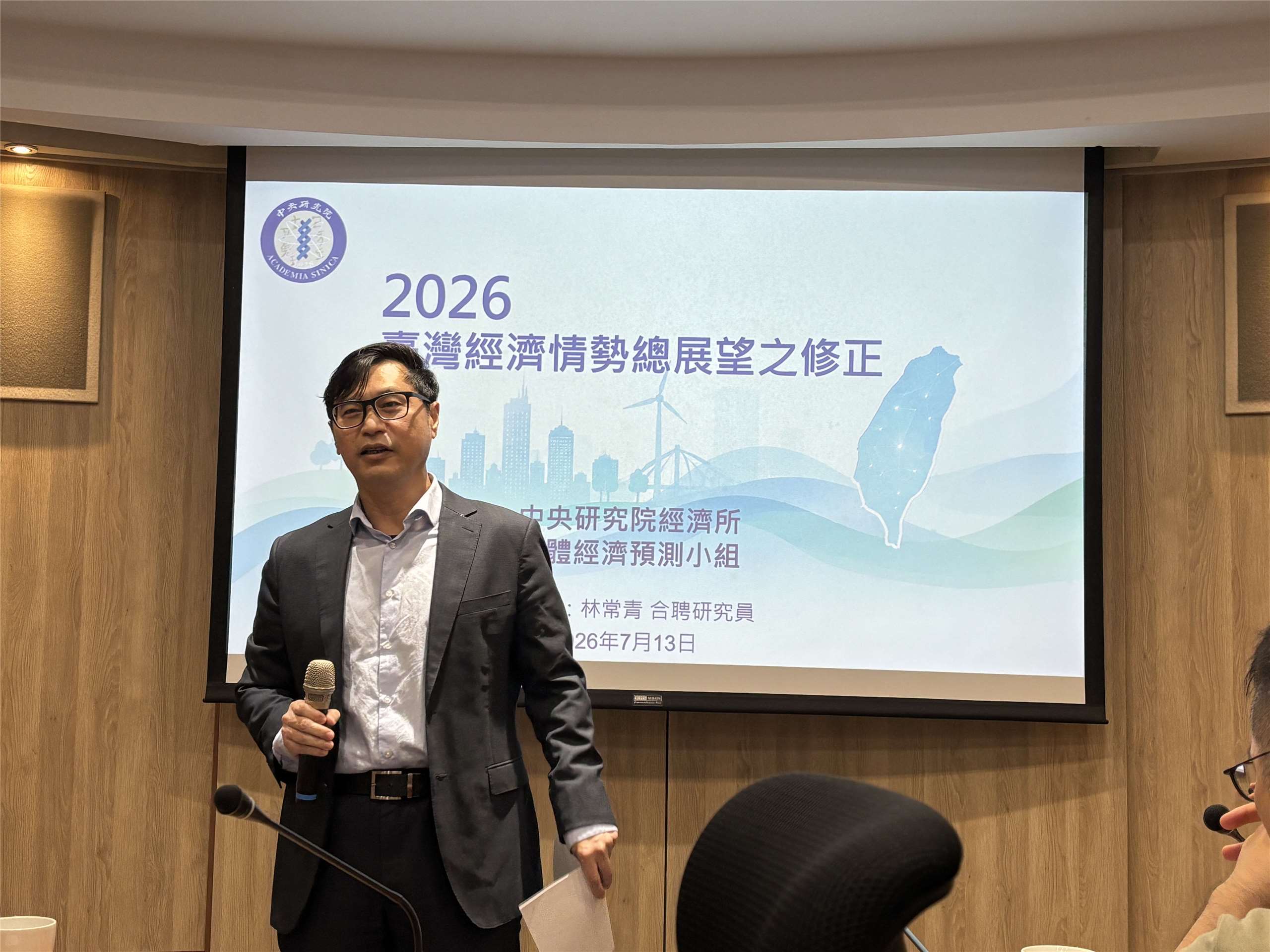 中研院經濟所所長張俊仁宣布中研院將建置「經濟預測與資料平台」，預計於8月底正式上線。(楊文君 攝)