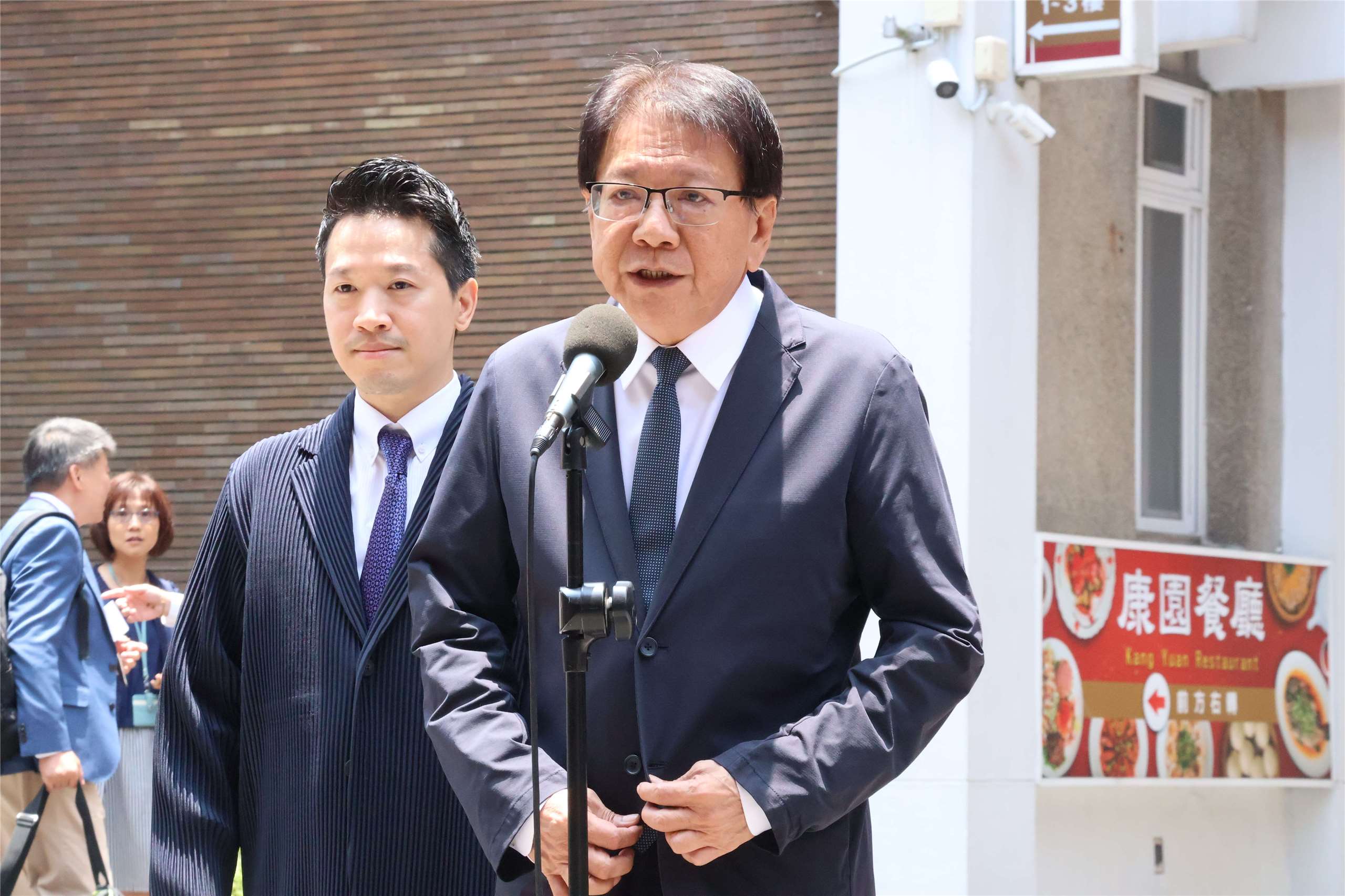 總統府秘書長潘孟安(前)23日率監察院第7屆監委被提名人拜會立法院長韓國瑜，潘孟安在會後接受媒體採訪。（趙婉淳 攝）