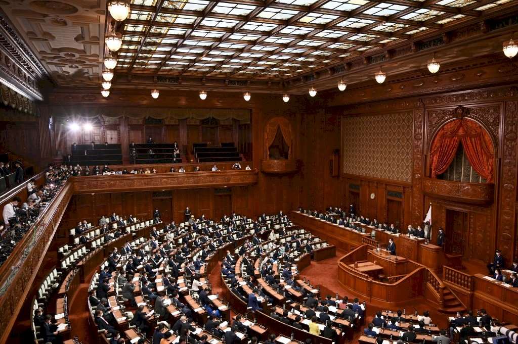 日本眾議院通過皇室典範修正案，將允許皇室收養15歲以上的男性遠房親屬，並允許女性在與平民結婚後也能保留皇室身份 。 (AFP)
