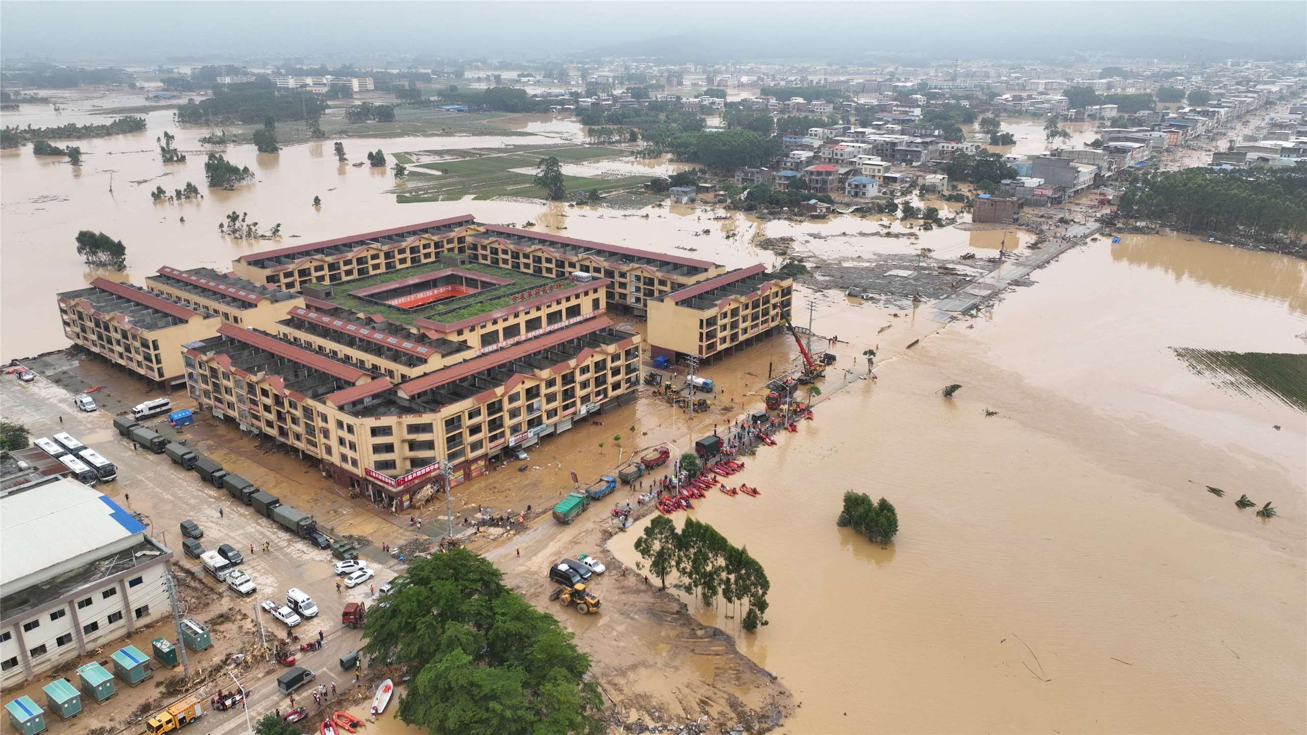 受颱風「梅莎」帶來的強降雨影響，廣西橫州市的六藍水庫6日決堤，造成當地傷亡慘重。