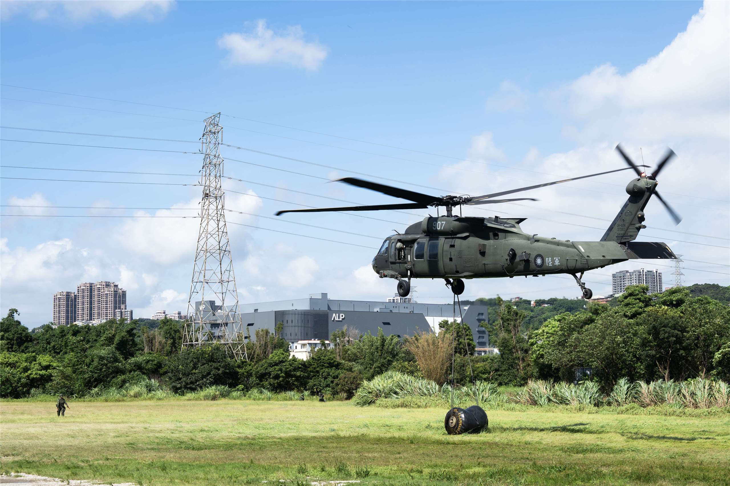 國軍「聯合防禦操演」進入第二天，陸軍601旅14日在桃園大溪進行「緊急油料吊掛整補」演練，模擬戰時因道路中斷或地形受限時，透過空投建立機動整補量能。(楊仁翔 攝)