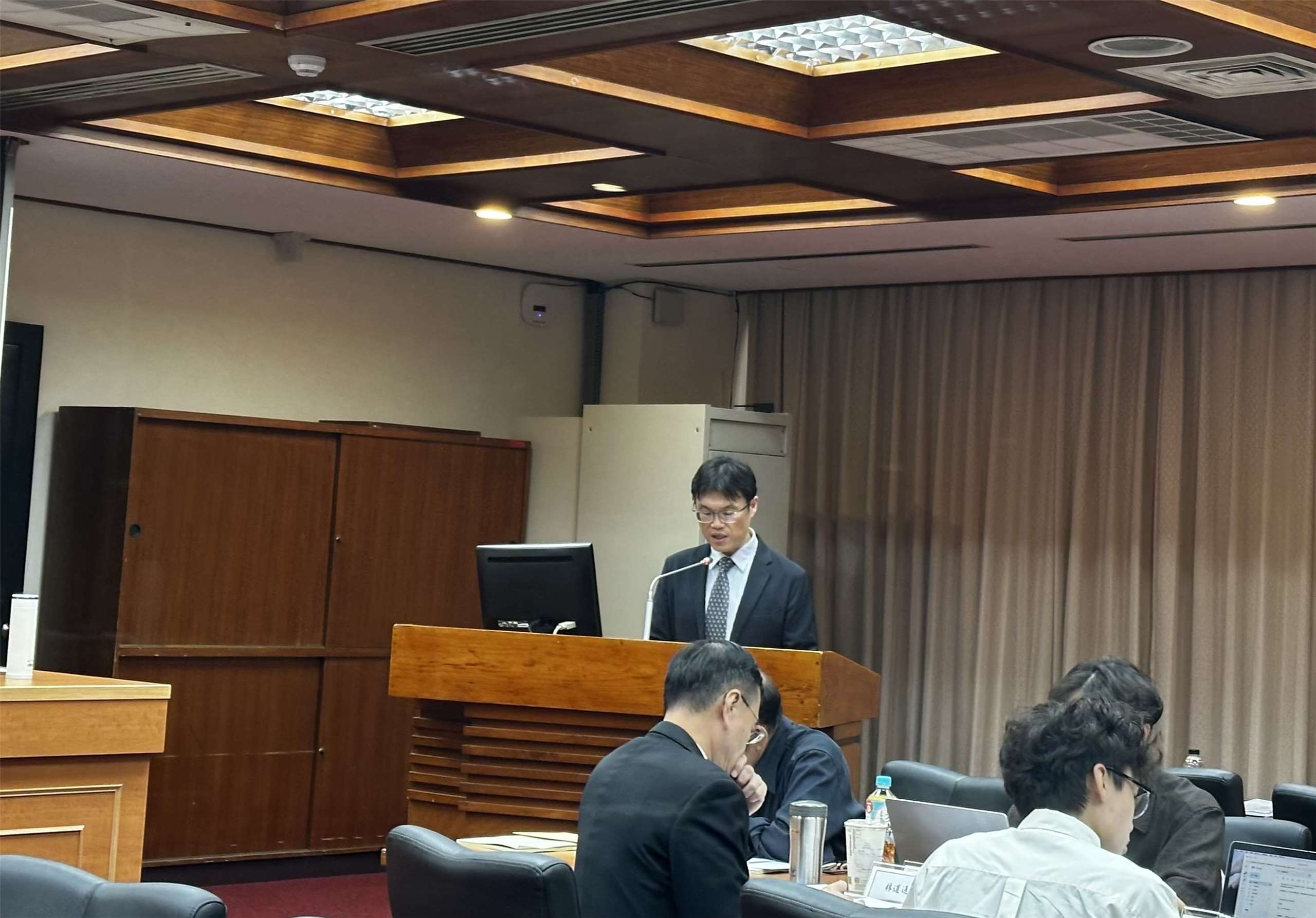 教育部次長朱俊彰(中)出席大學法修法公聽會。(楊雨青攝)