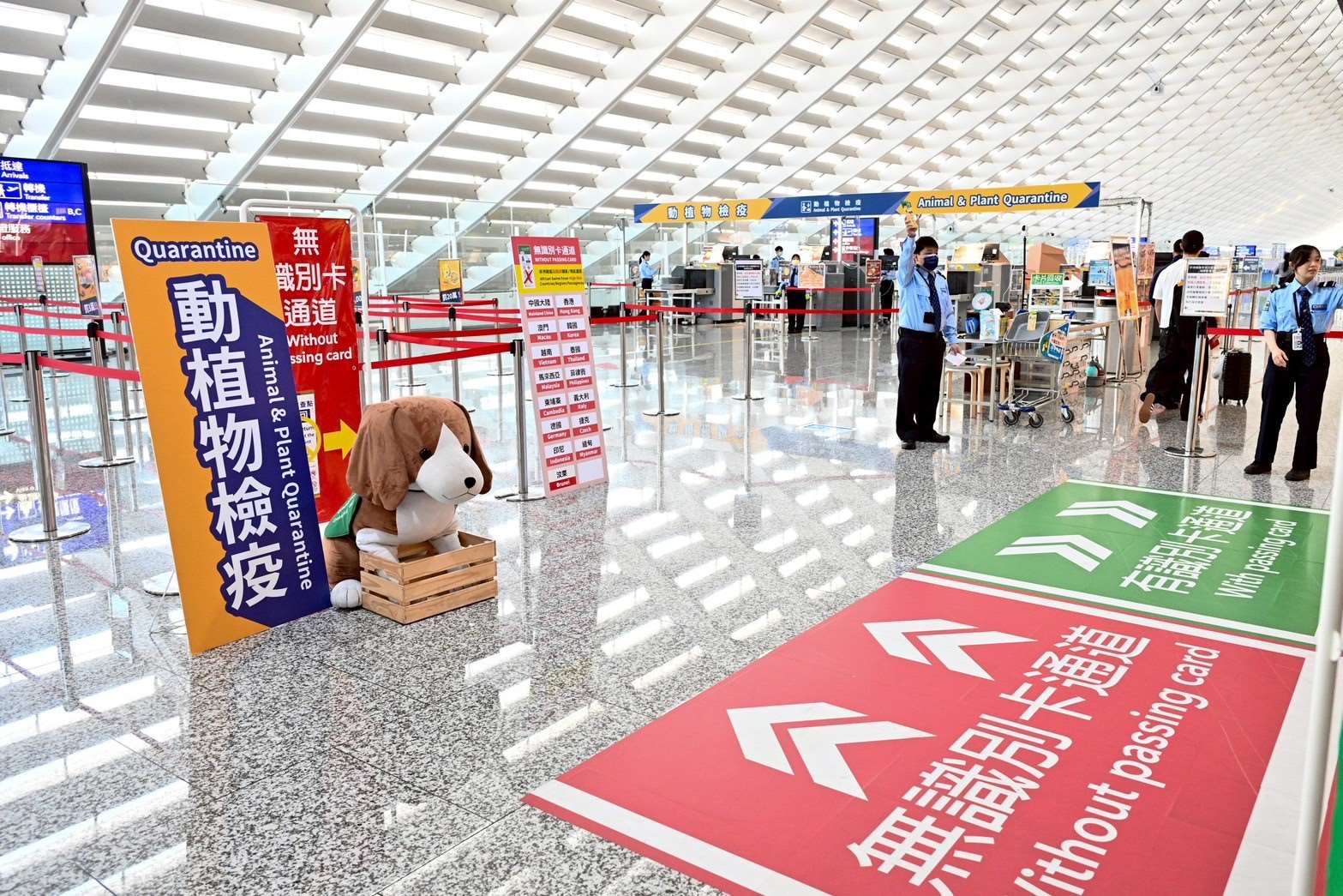 移民署5日表示，去年有542名旅客違規攜帶非洲豬瘟疫區豬肉製品入境遭罰20萬元，另有144名外籍旅客繳不出高額罰款無法入境。(資料照/行政院)