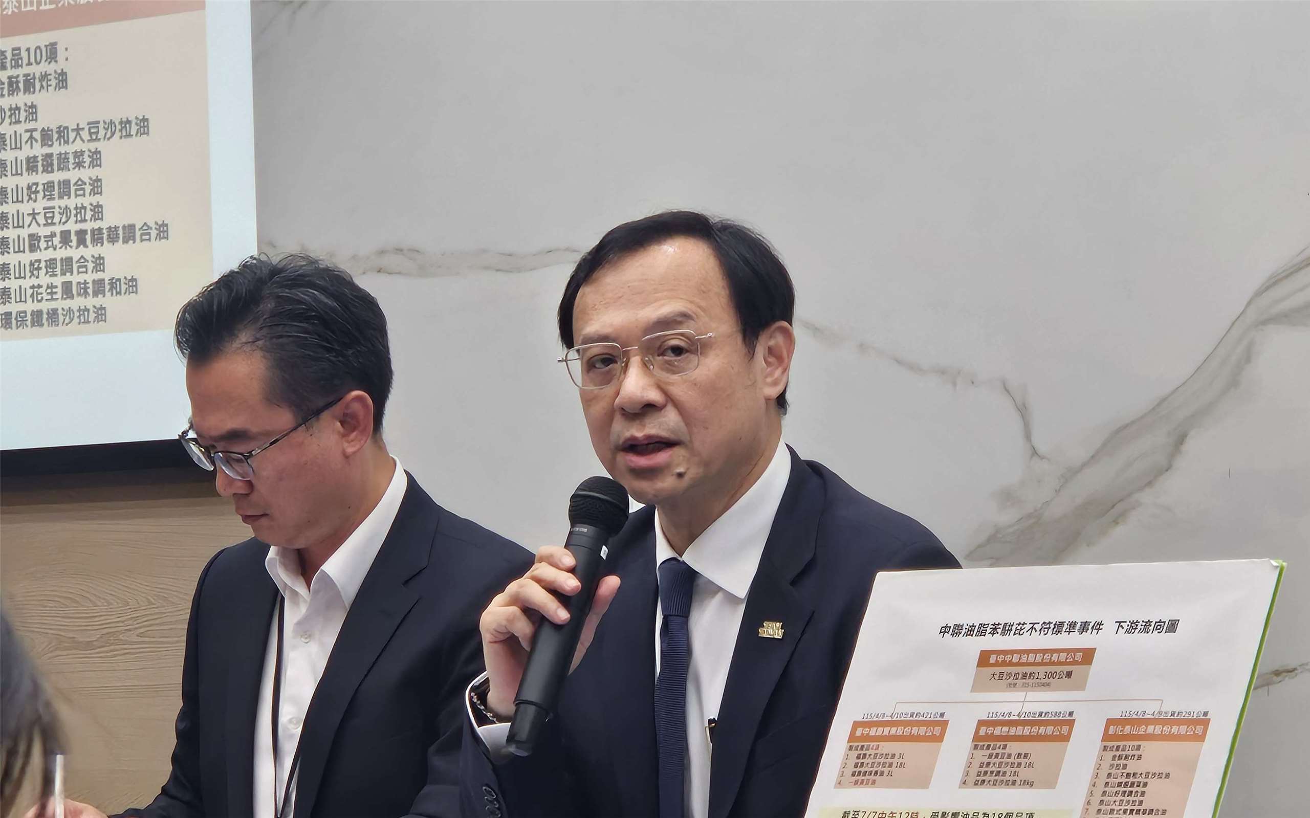 衛福部長石崇良7日表示，將追查問題油下游業者是否知情仍製造販售，若屬實將重罰不貸。(劉品希 攝)