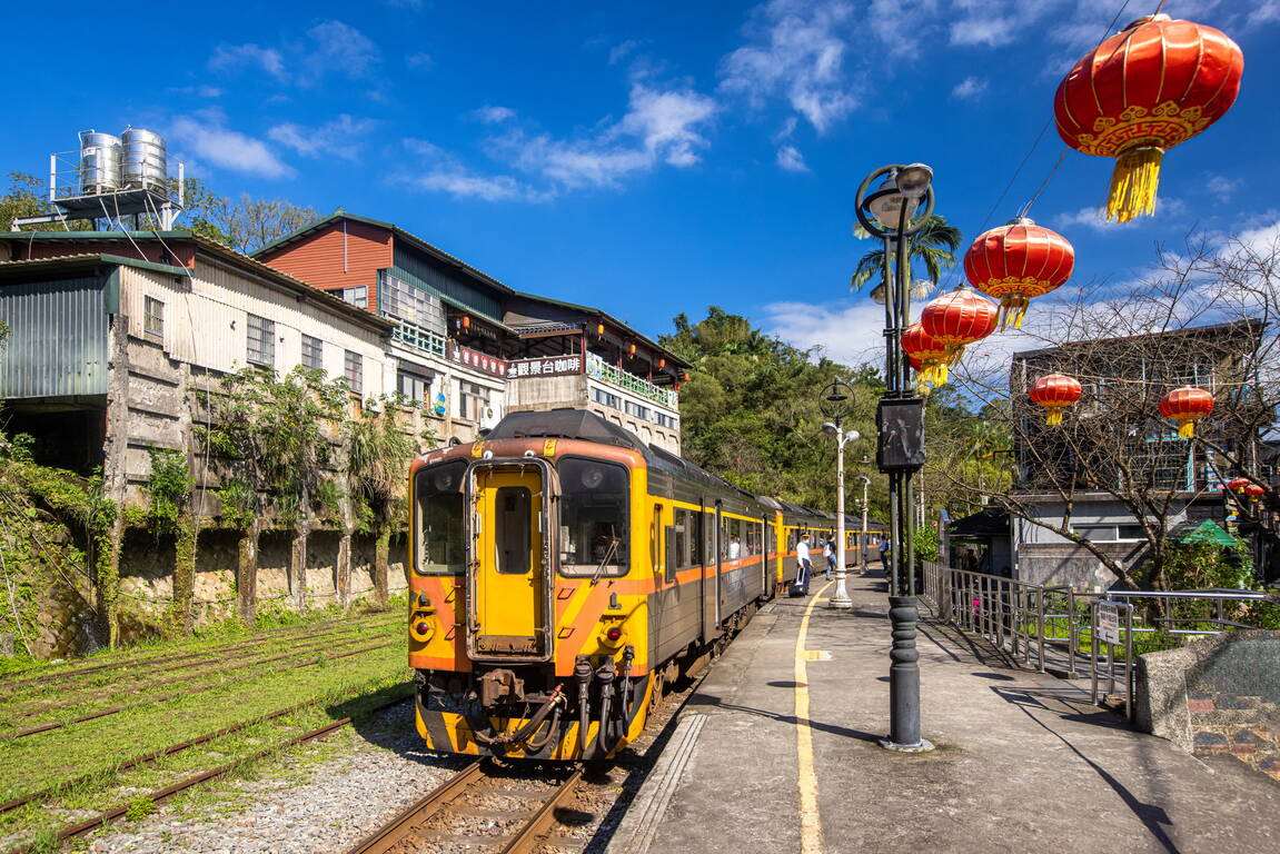 新北市微笑山線--菁桐車站保留復古鐵道風情，列車進站時更有小鎮旅行的悠閒感。