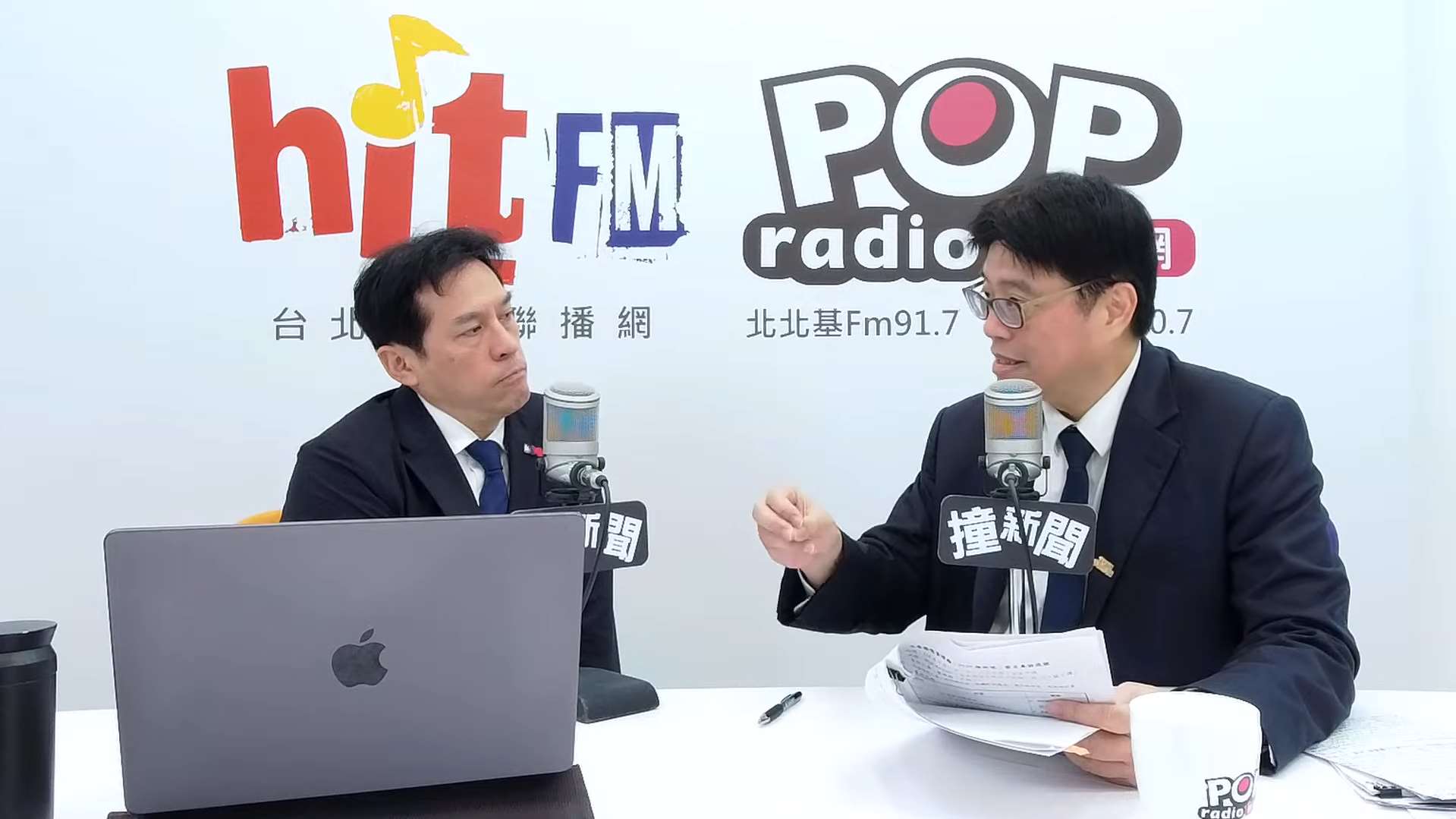 陸委會主委邱垂正(右)3日接受廣播節目專訪。(翻攝POP Radio聯播網 YouTube頻道)