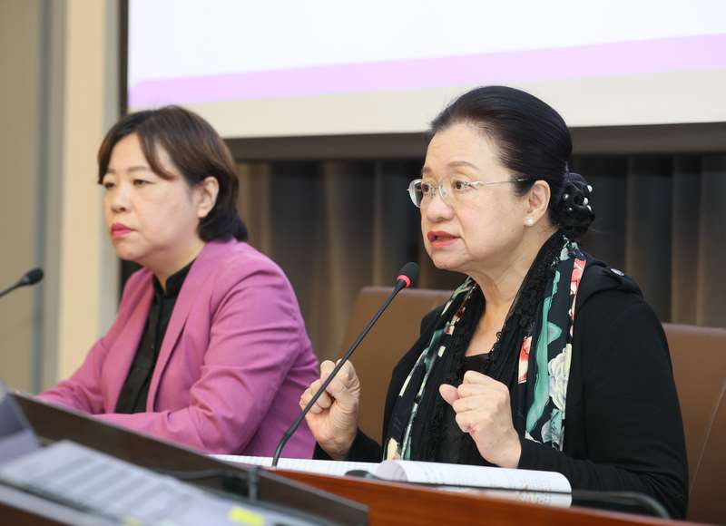 監察委員田秋堇(右)表示，據衛福部提供資料，2015年至2025年間，共通報611名境外移植個案，移植地點以中國507人為大宗，其次為美國、柬埔寨各37人。資料照。