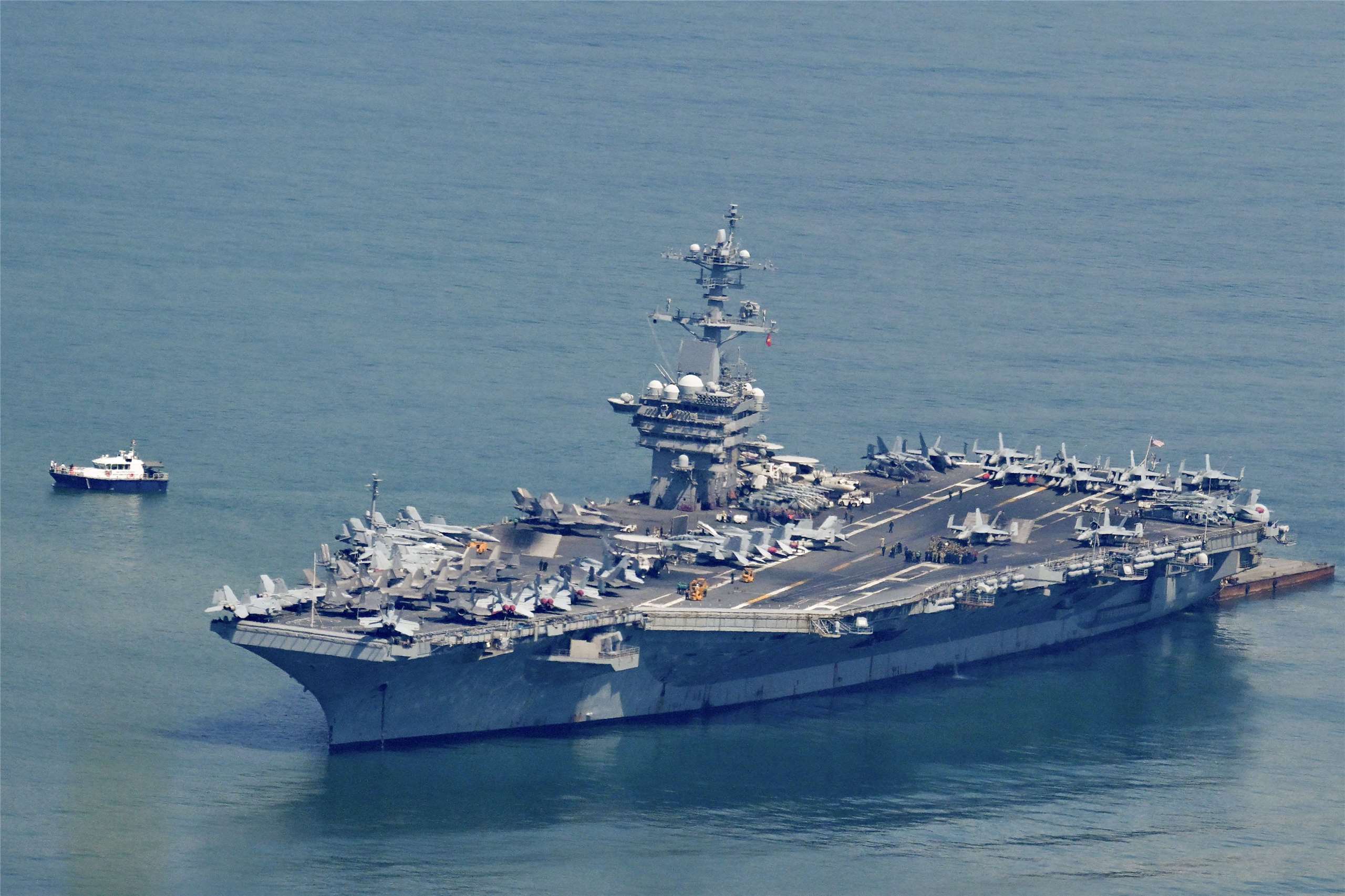 美國海軍核動力航空母艦「喬治華盛頓號」(USS George Washington)30日抵達越南峴港(Danang)，展開為期5天的訪問。