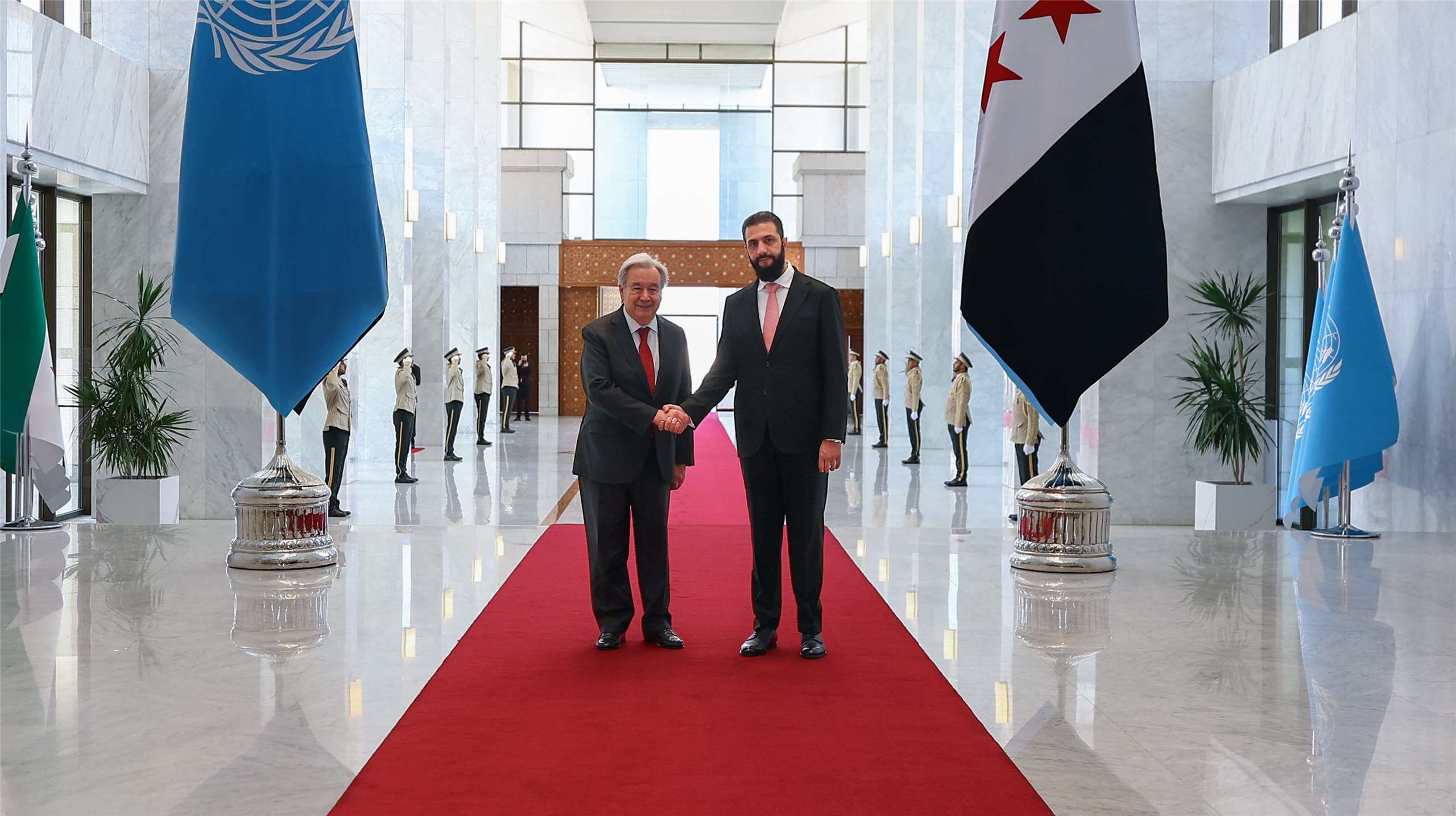 聯合國秘書長古特瑞斯(Antonio Guterres,右)25日首度訪問敘利亞。(圖:X@SyPresidency)
