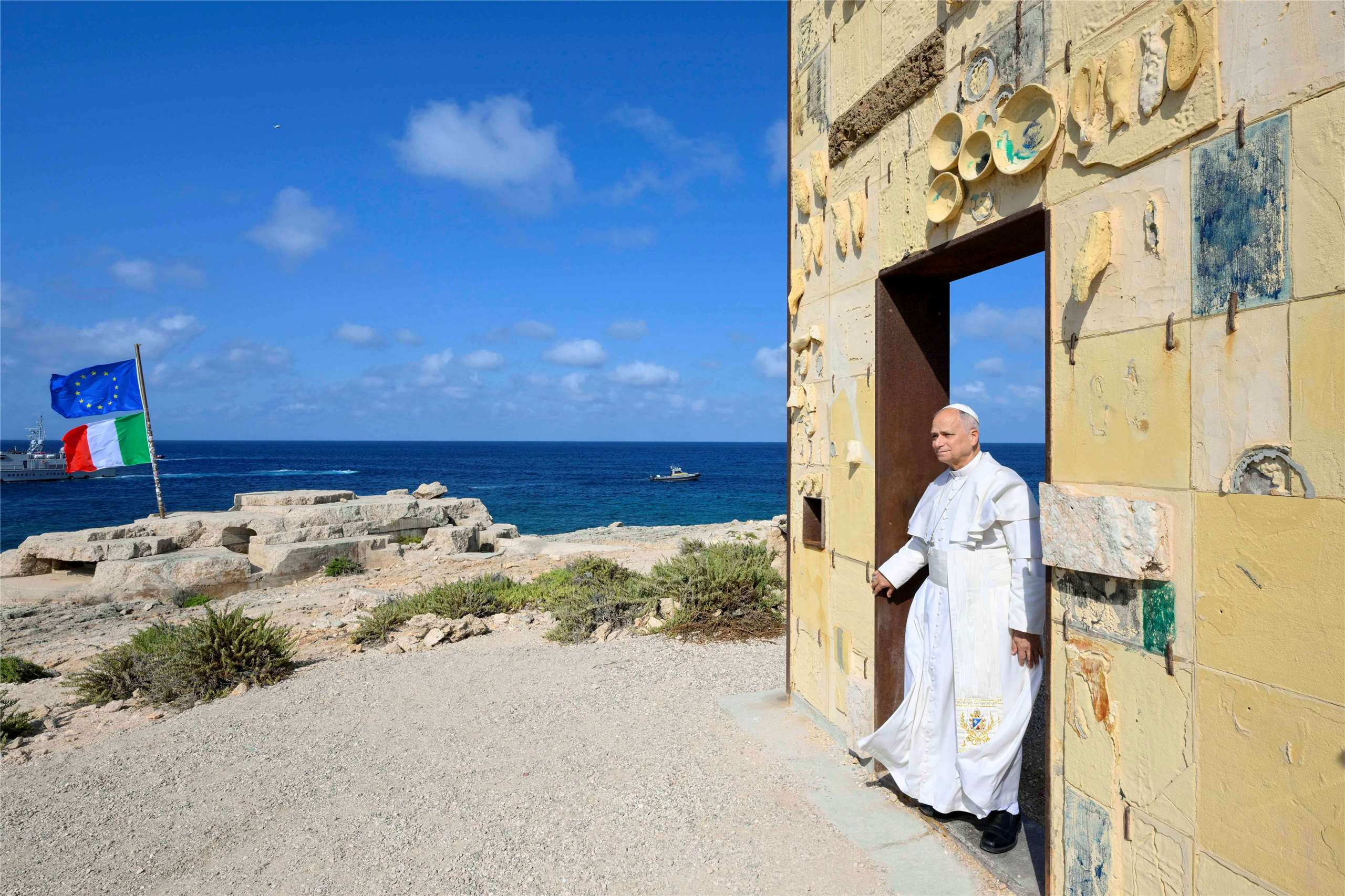 教宗良十四世4日拜訪義大利拉姆培杜薩島（Lampedusa Island），圖為教宗穿過島上歐洲之門紀念碑的拱門。