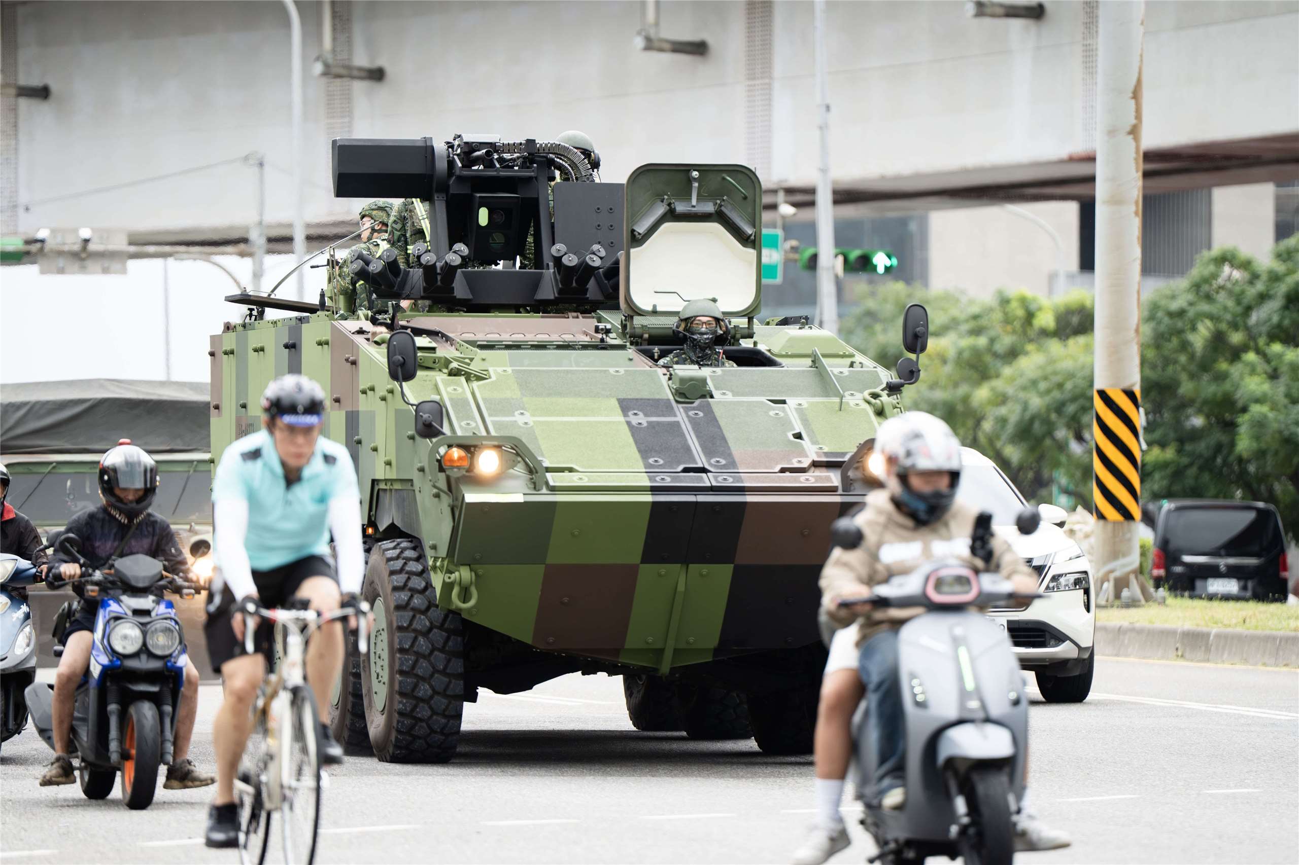國軍展開「聯合防禦操演」，強調「實兵、實時、實地」等實戰化要求。為演練真實作戰場景，陸軍CM32裝步車也實際開在一般道路上。(楊仁翔 攝)