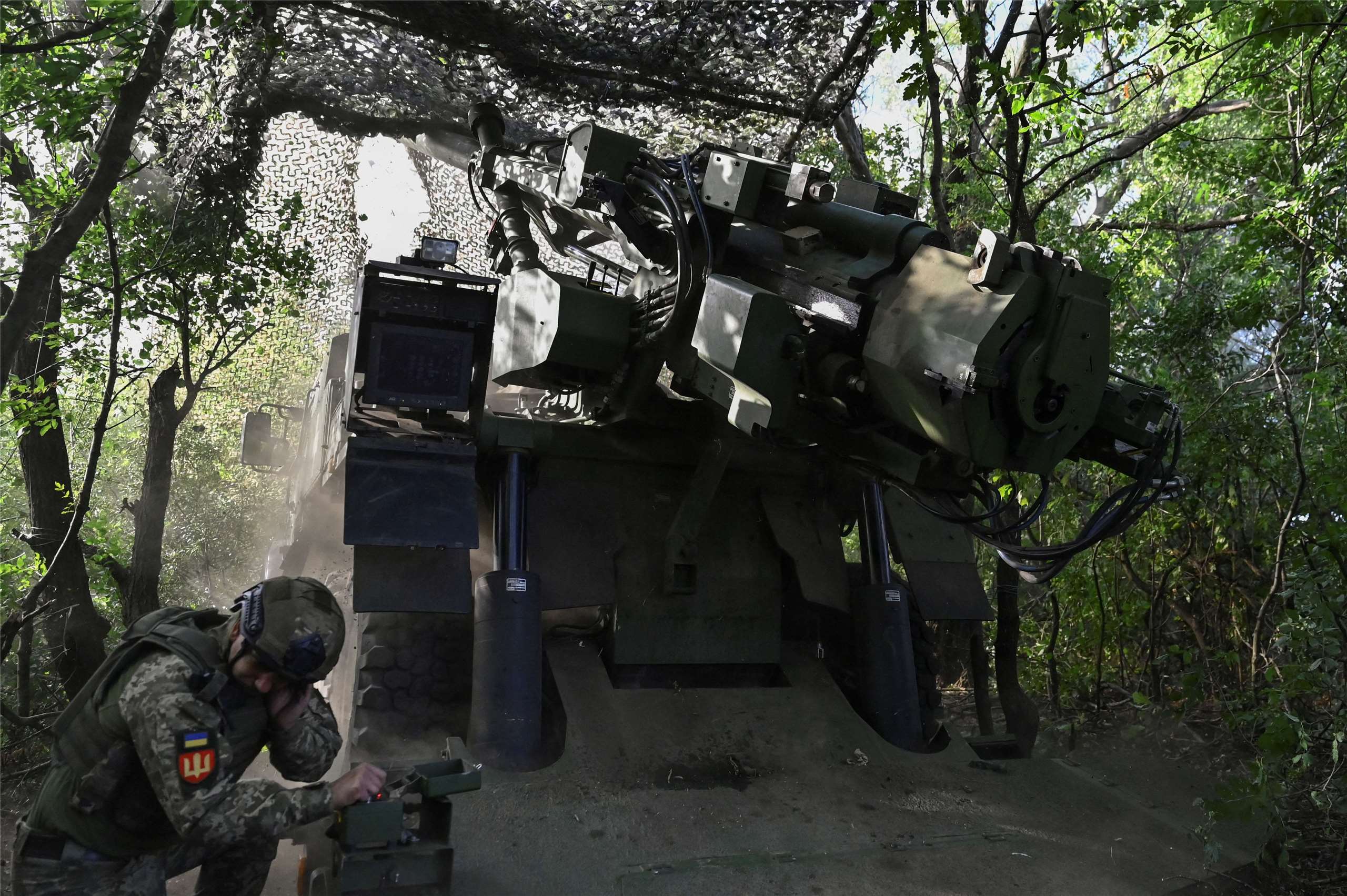 根據研究報告顯示，俄羅斯入侵烏克蘭已造成超過200萬軍事人員死傷，其中又以俄軍部隊佔多數。圖為烏克蘭軍人向俄羅斯軍隊發射彈砲，地點在波克羅夫斯克(Pokrovsk)鎮外。(資料照片)
