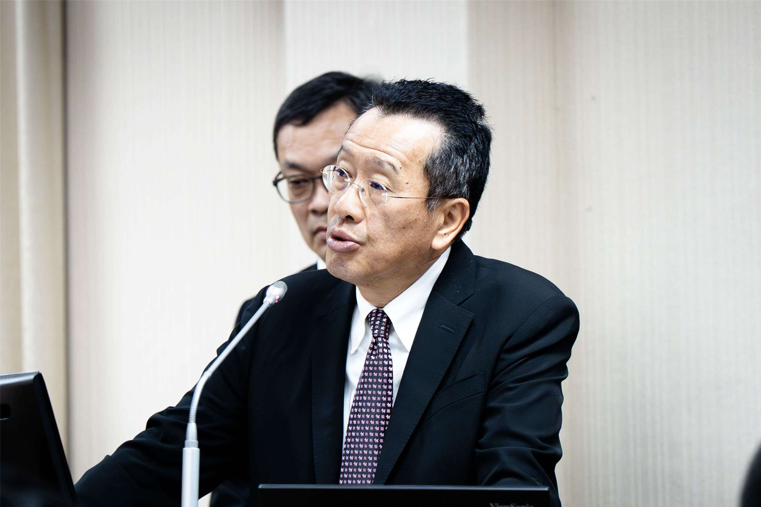 國防部長顧立雄1日在立法院備詢時表示，在野黨所提出的「無人載具採購條例」，不但內容未考量國防建軍需求，立法的意義也不明，更有違反行政立法分立原則之嫌。(楊仁翔 攝)