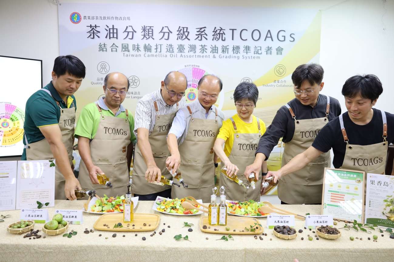 茶改場場長蘇宗振（中）及貴賓示範健康苦茶油拌沙拉。(農業部提供)
