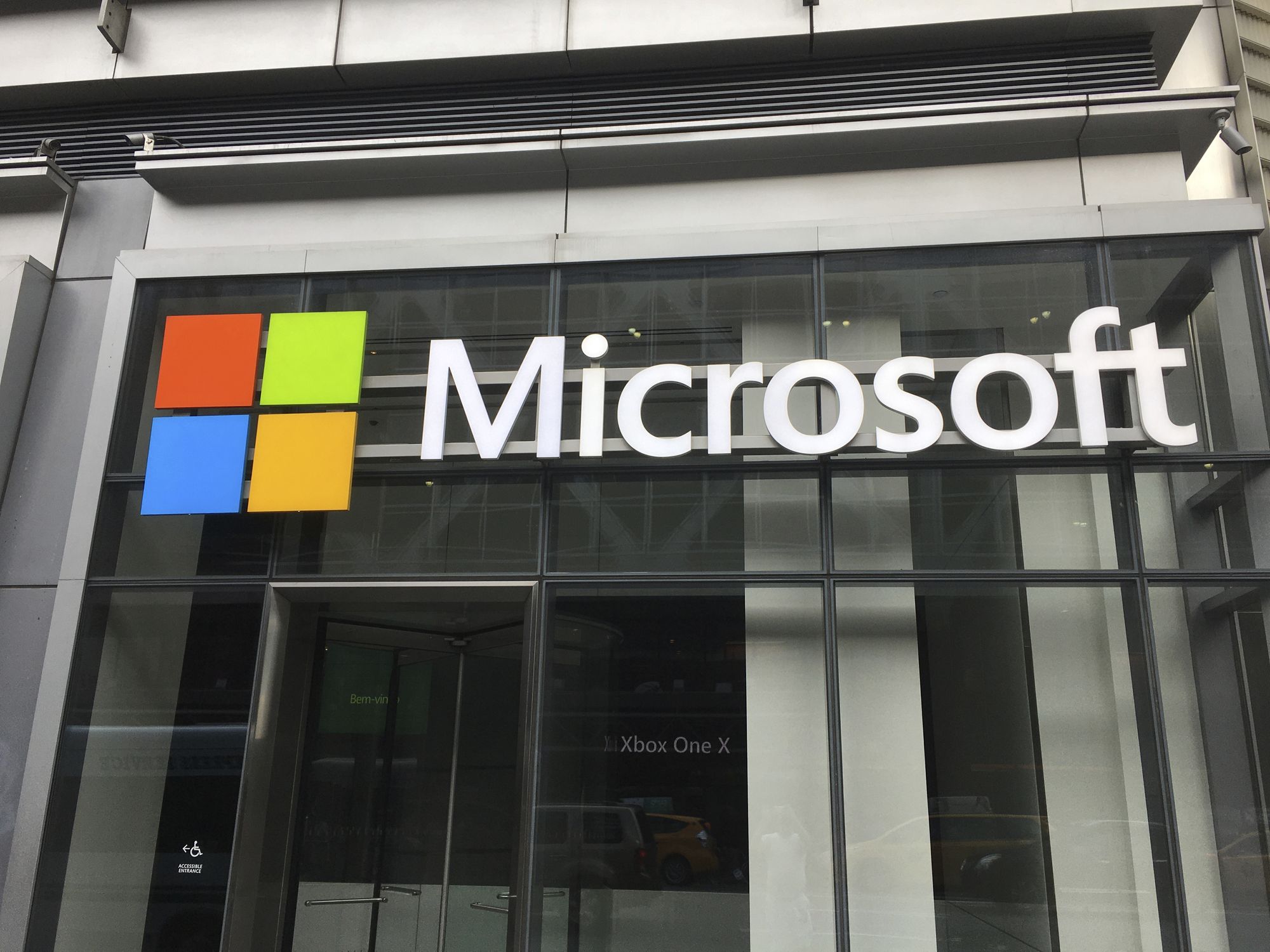 微軟公司(Microsoft Corp)財報亮眼帶動股價大漲，單日市值飆漲創下企業市值單日最大增幅紀錄，超越輝達去年4月的增幅紀錄。 (美聯社/達志影像)