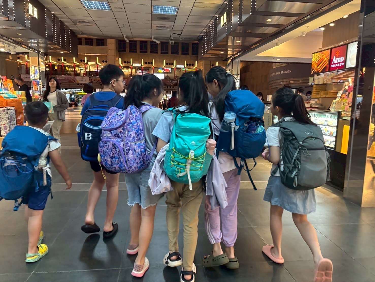 流浪學習，就是以有限的預算，小孩要背著厚重的行囊，以走路或大眾運輸的方式，相互分工合作以完成任務(取自Marco的FB)