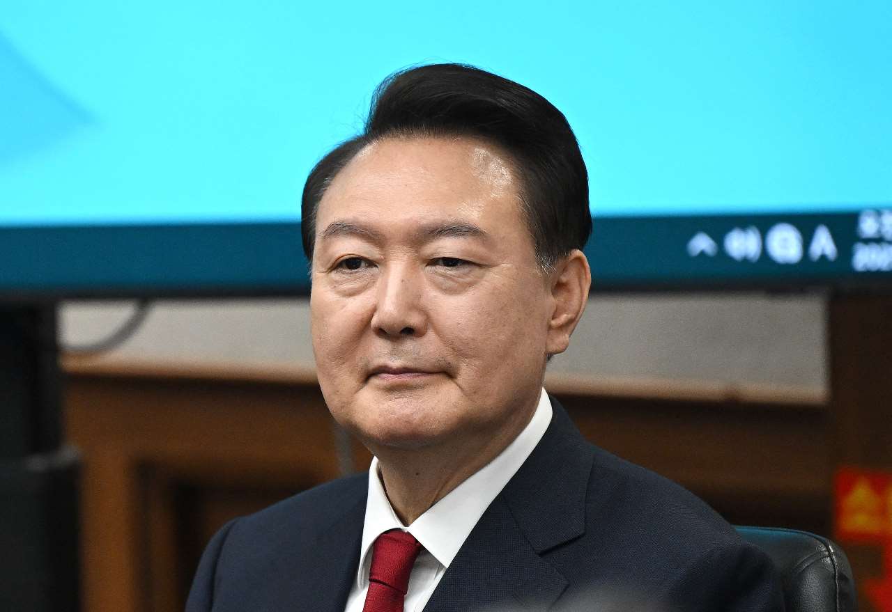 據韓媒報導指出，南韓前總統尹錫悅(Yoon Suk-yeol)涉嫌與妻子金建希共謀，於2021年6月至2022年3月間，無償收受明泰均提供的58次民意調查，因此遭起訴。資料照。