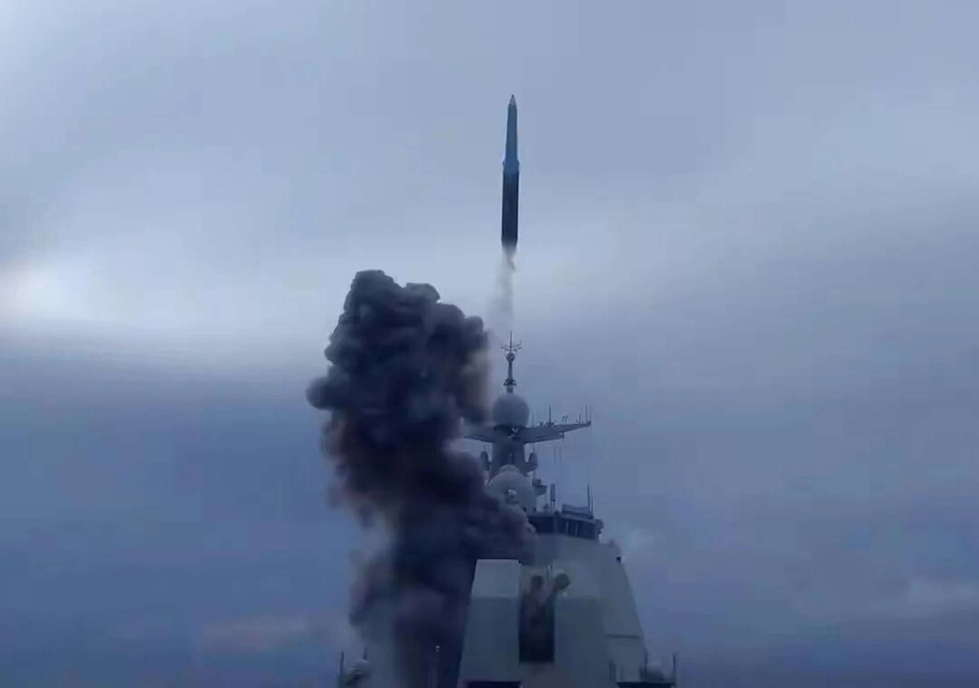 中國央視首次公開「鷹擊-20」反艦飛彈從052D型驅逐艦上發射畫面。(翻攝央視)